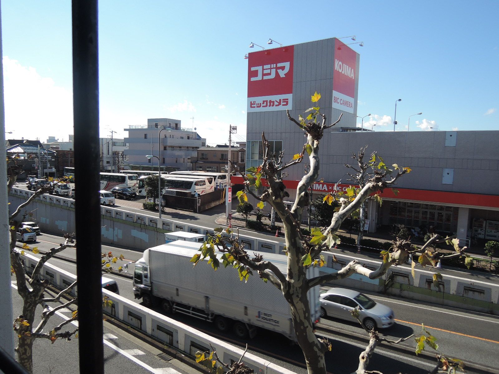 向かいにある家電量販店