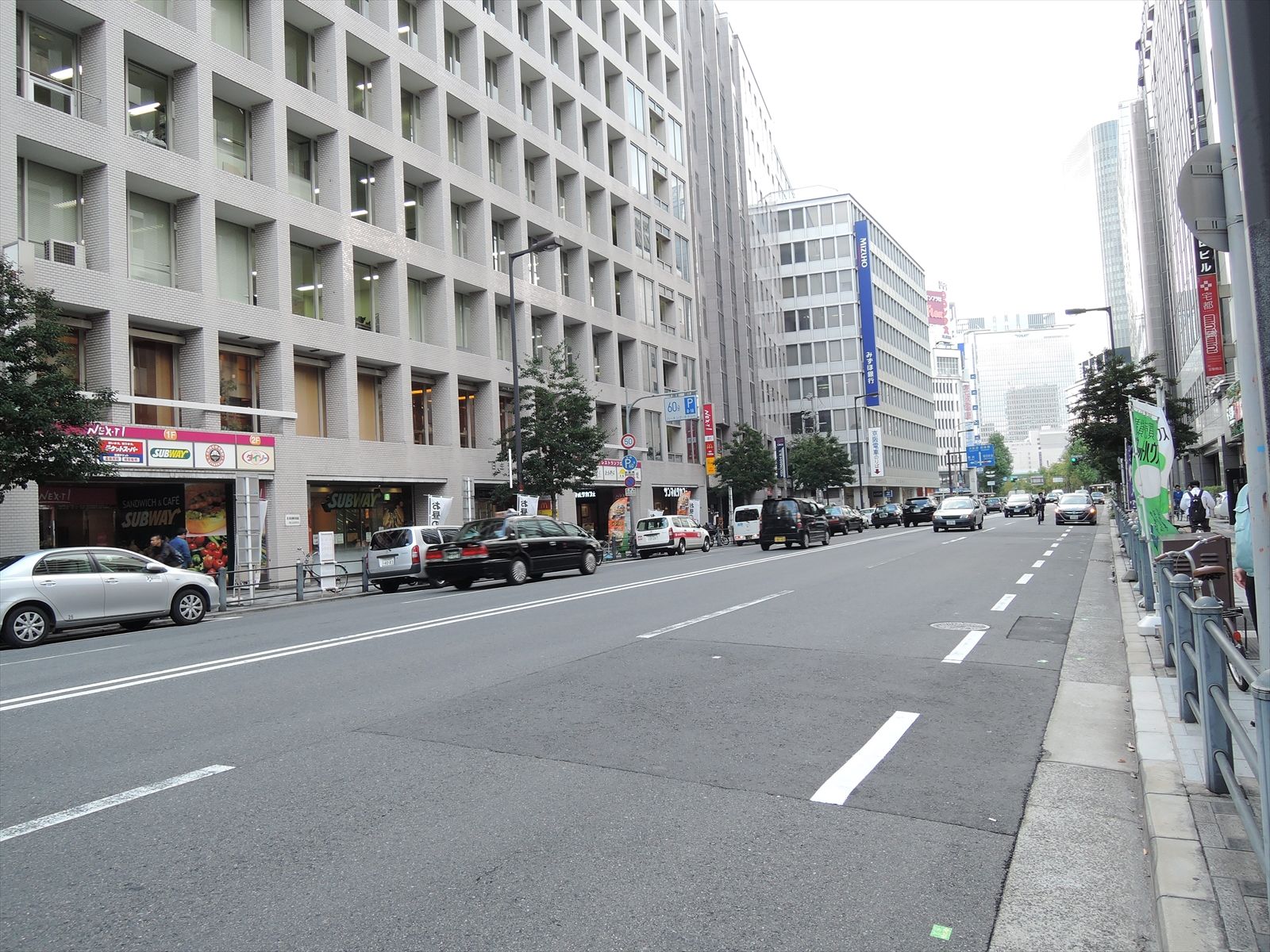オフィスビル前面道路