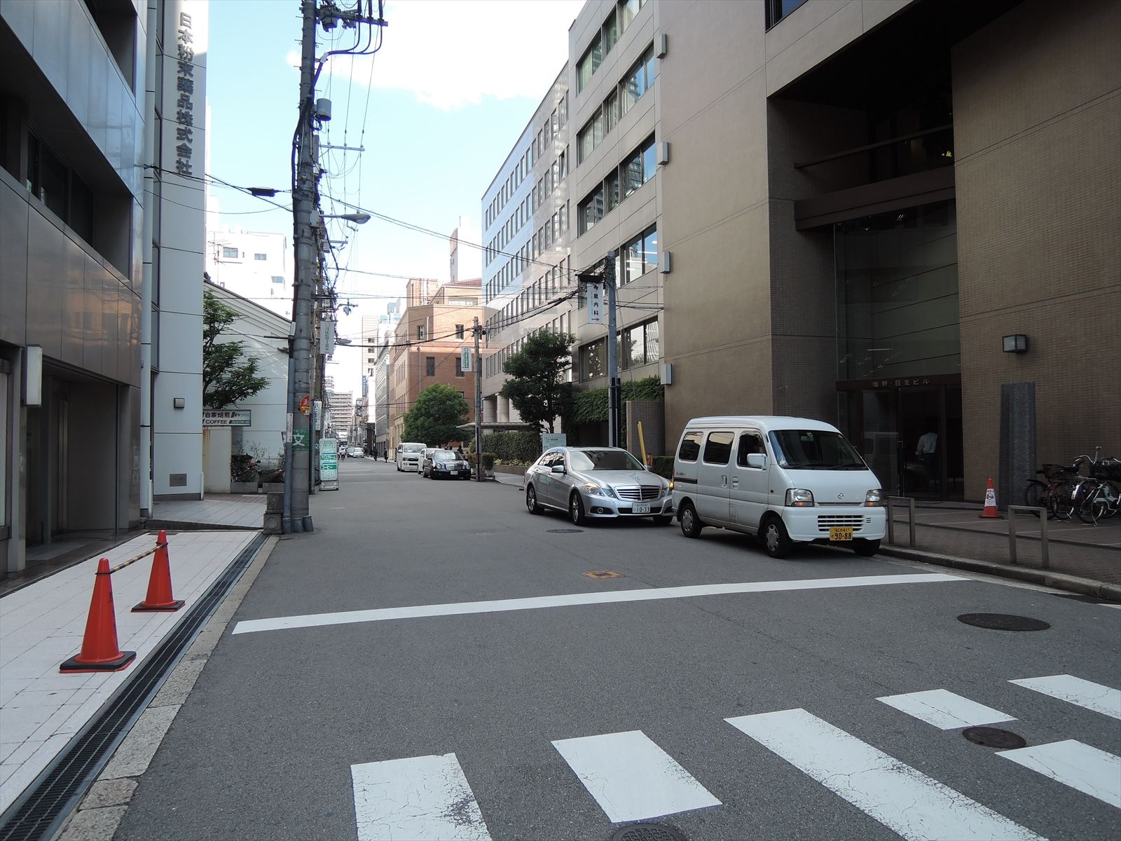 オフィスビル前の通りの雰囲気