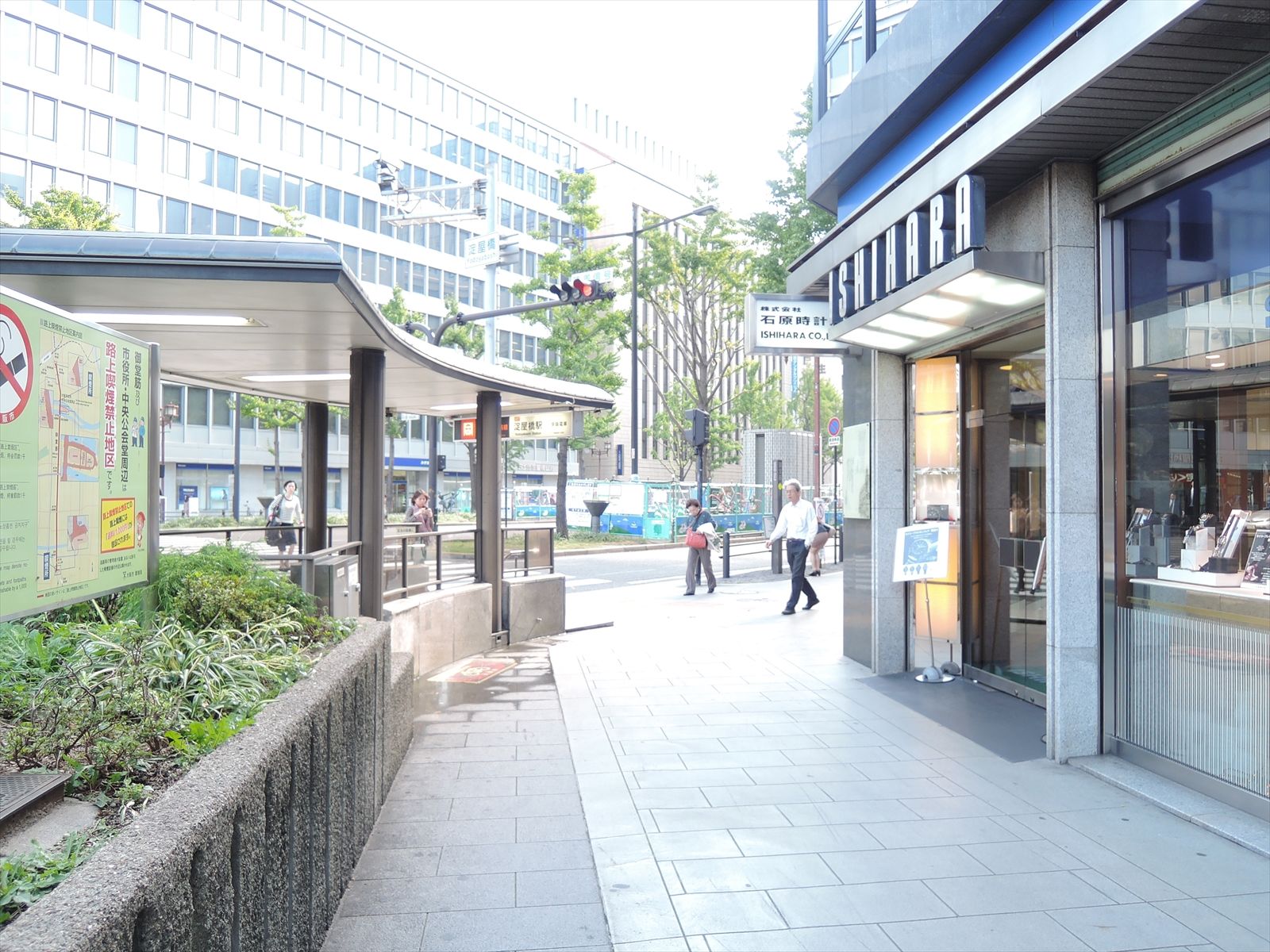 駅出口すぐ、賑やかな角地に立地