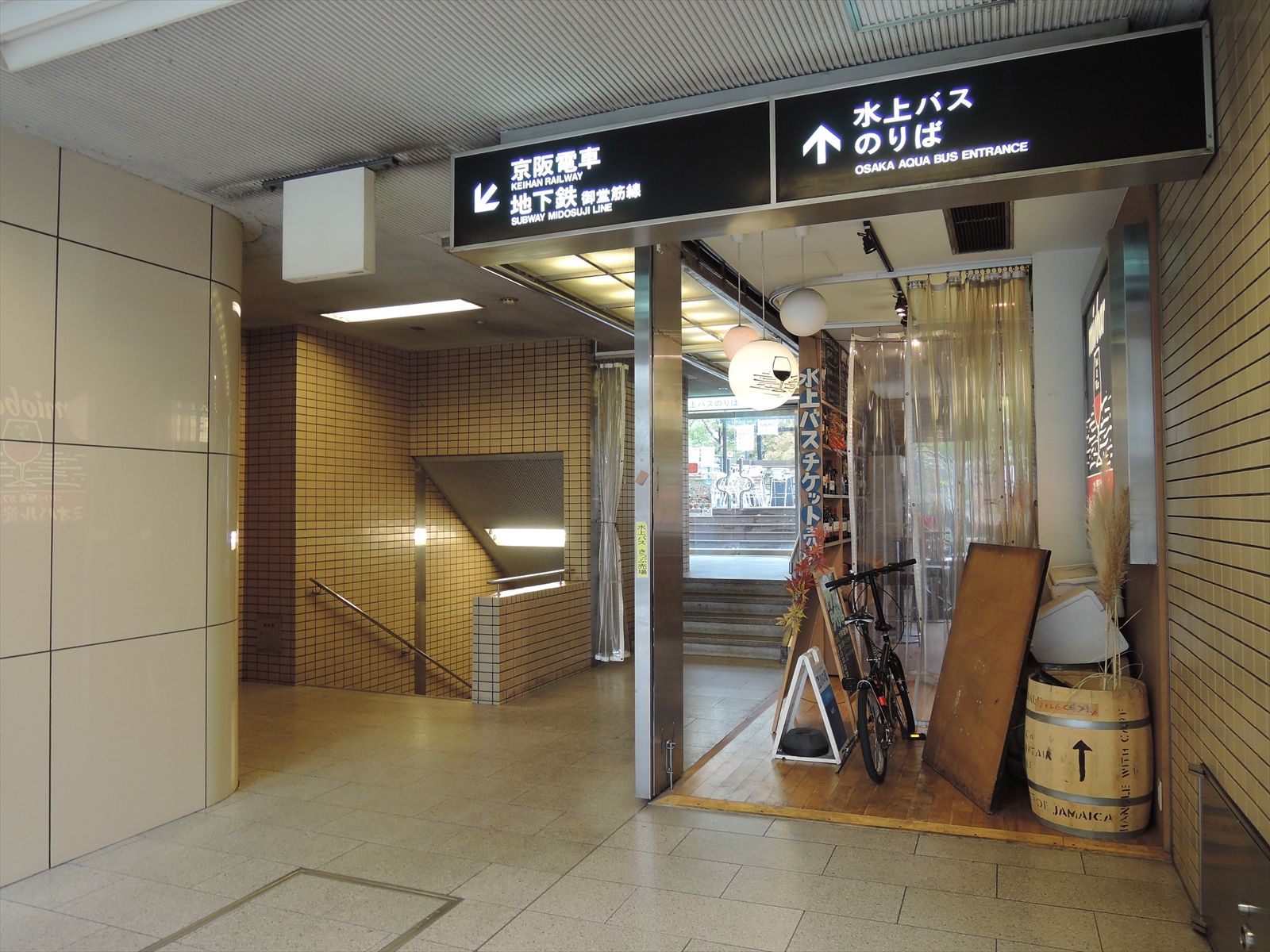 隣接ビルから地下鉄直結