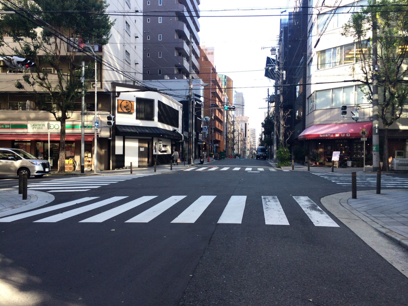 オフィスビル近くの交差点の様子