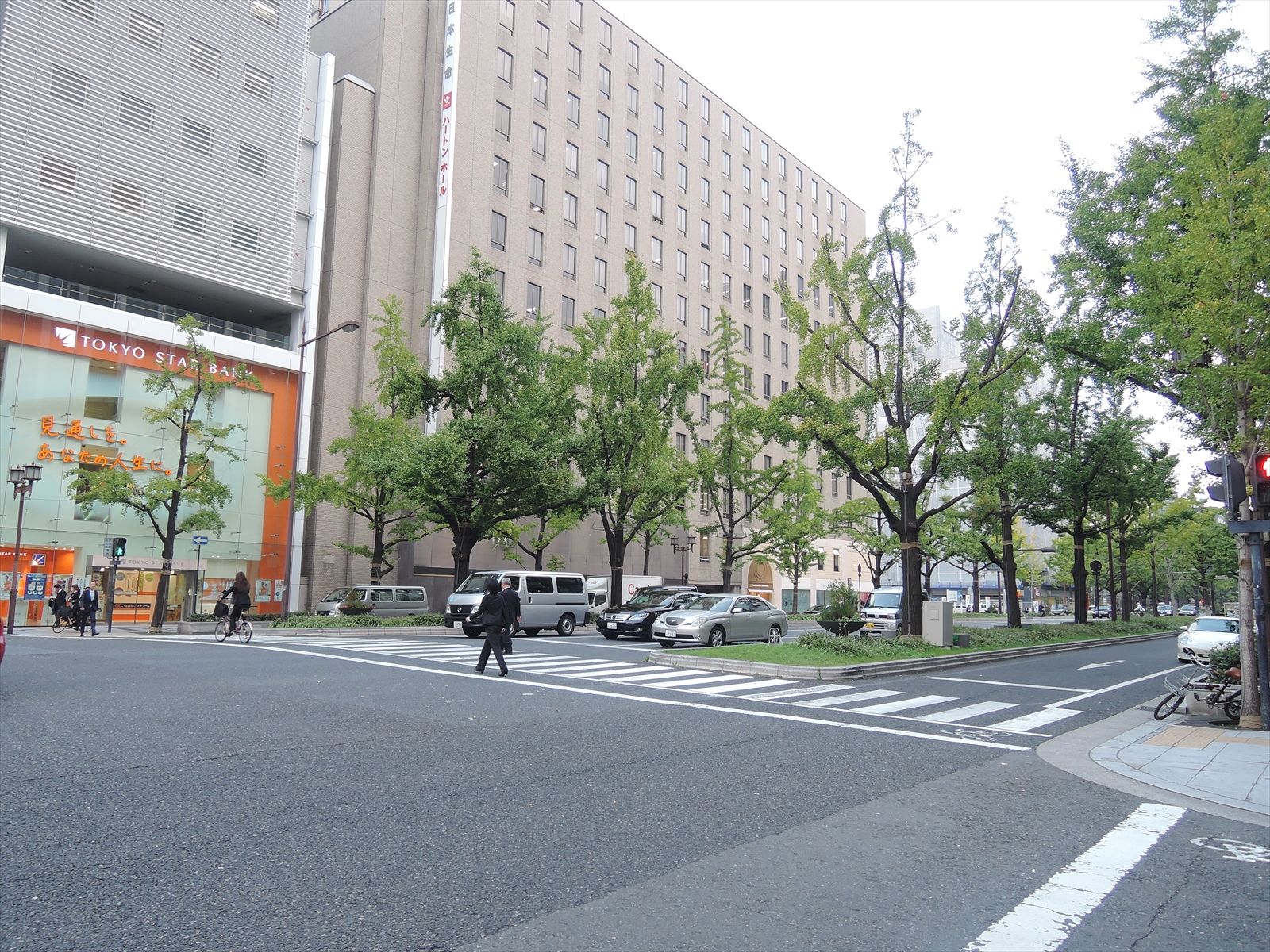 交通量、人通りともに多い