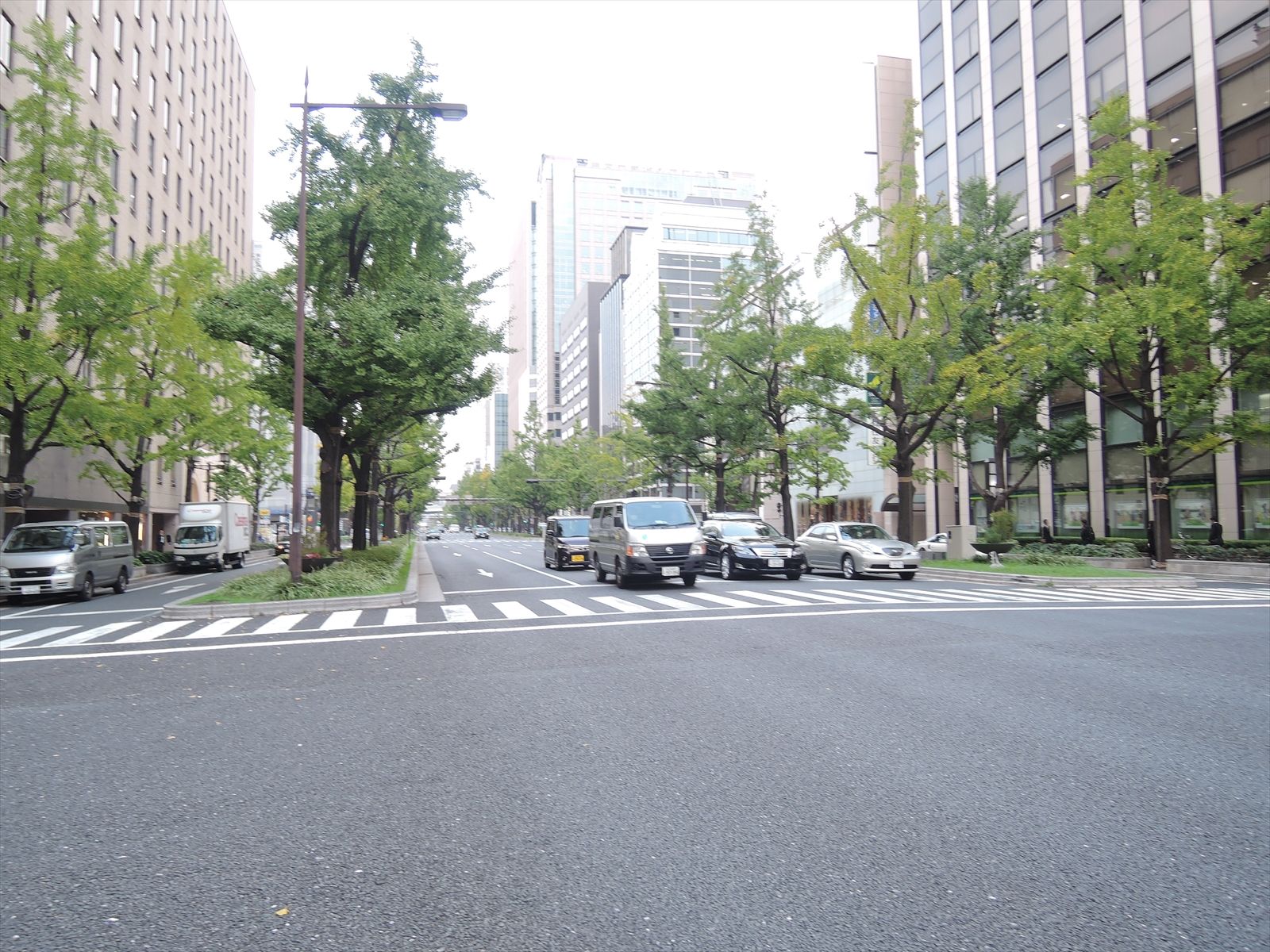 にぎやかな明るい印象のオフィス周辺