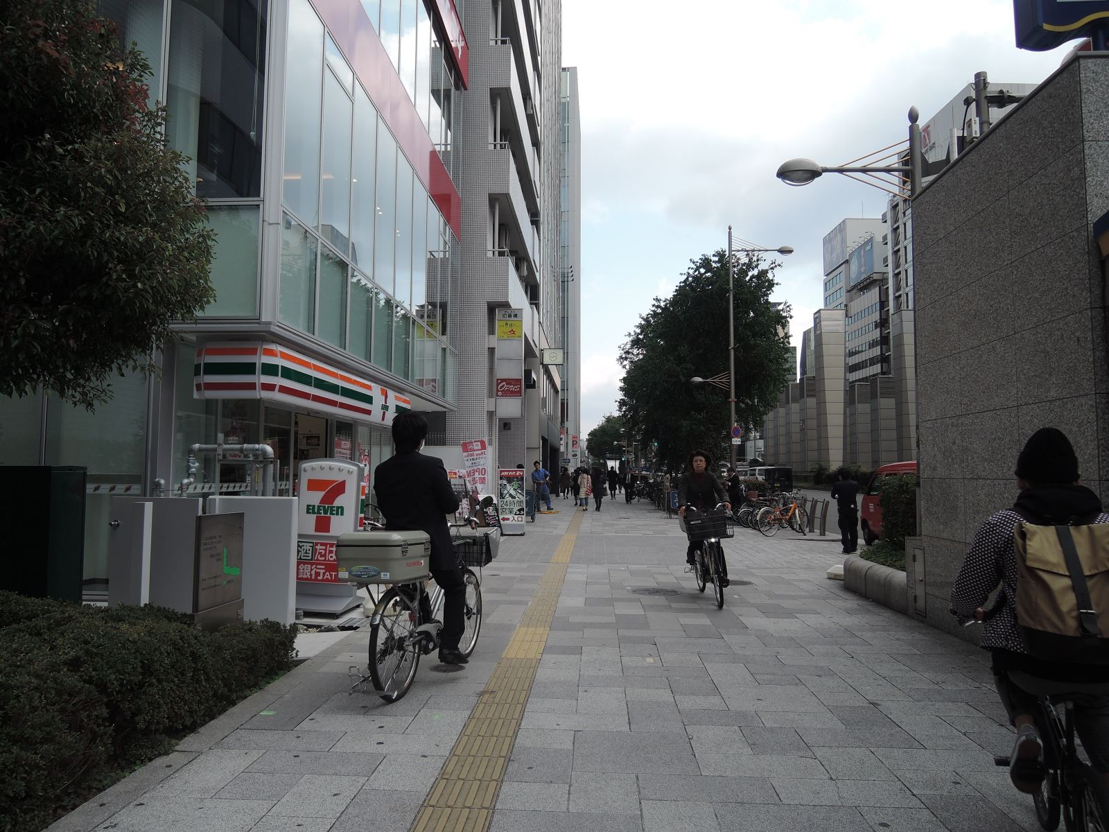 オフィスビル前の歩道の雰囲気