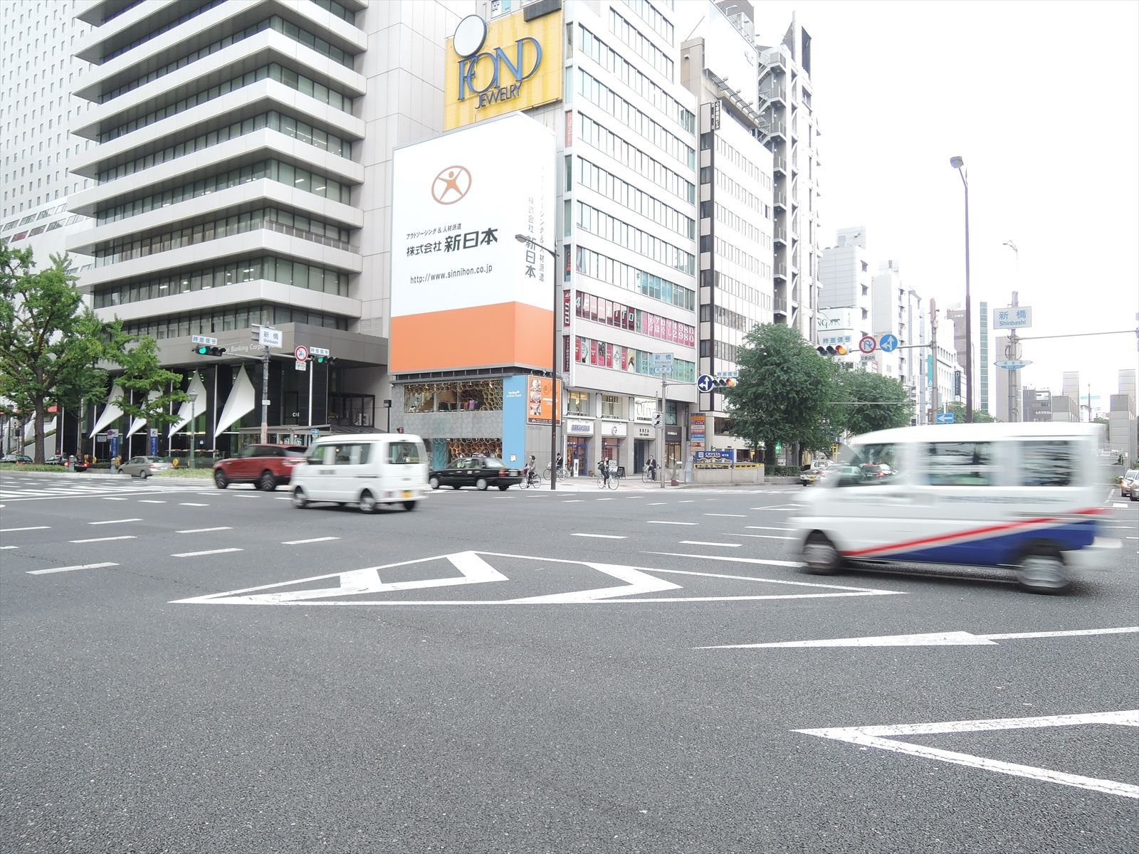 オフィスビル前面道路