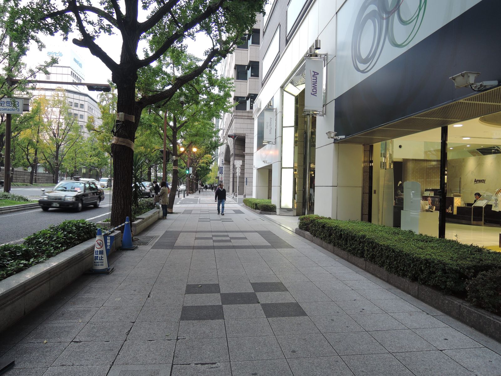 オフィスビル前面道路