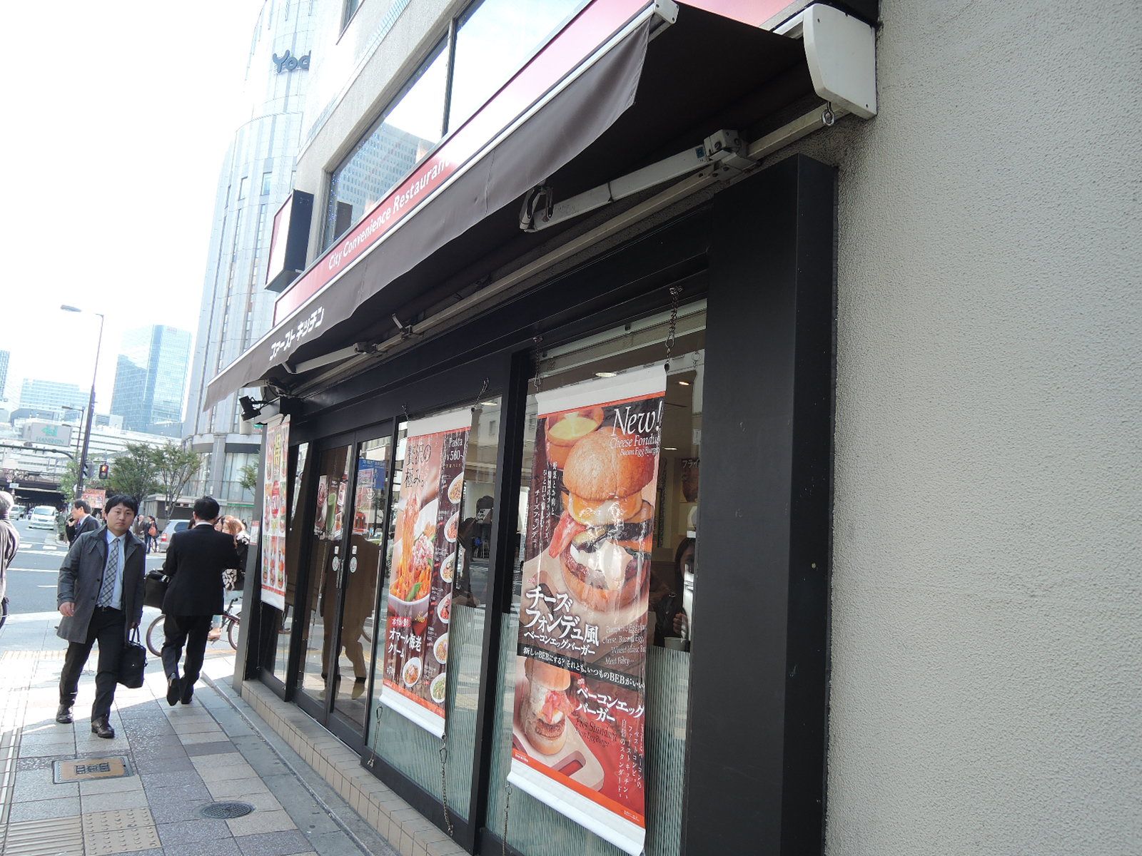 隣にあるファーストキッチン梅田芝田町店