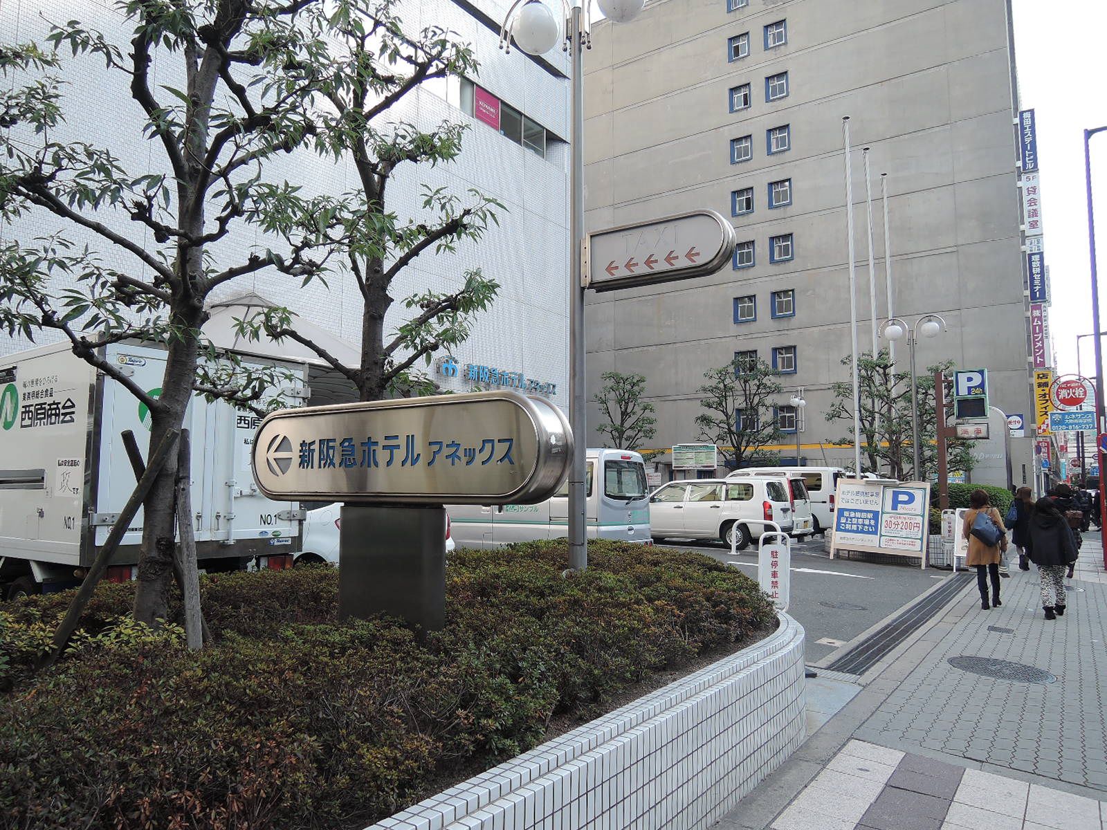 近くの新阪急ホテルアネックス