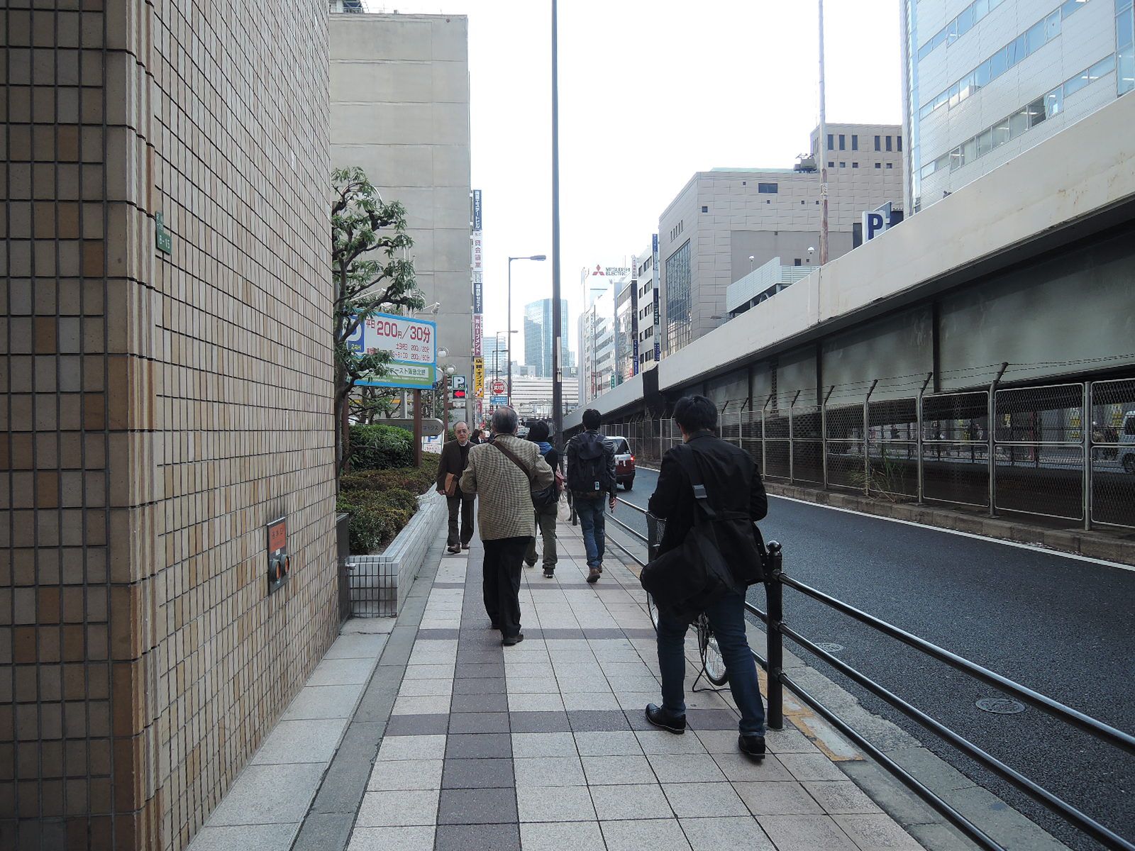 CRYSTALMIYAKO前の歩道の様子