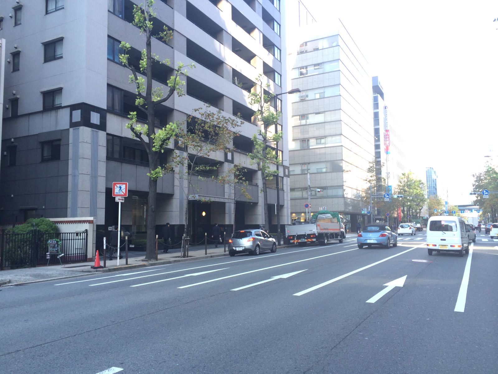堺筋通り沿いに立地