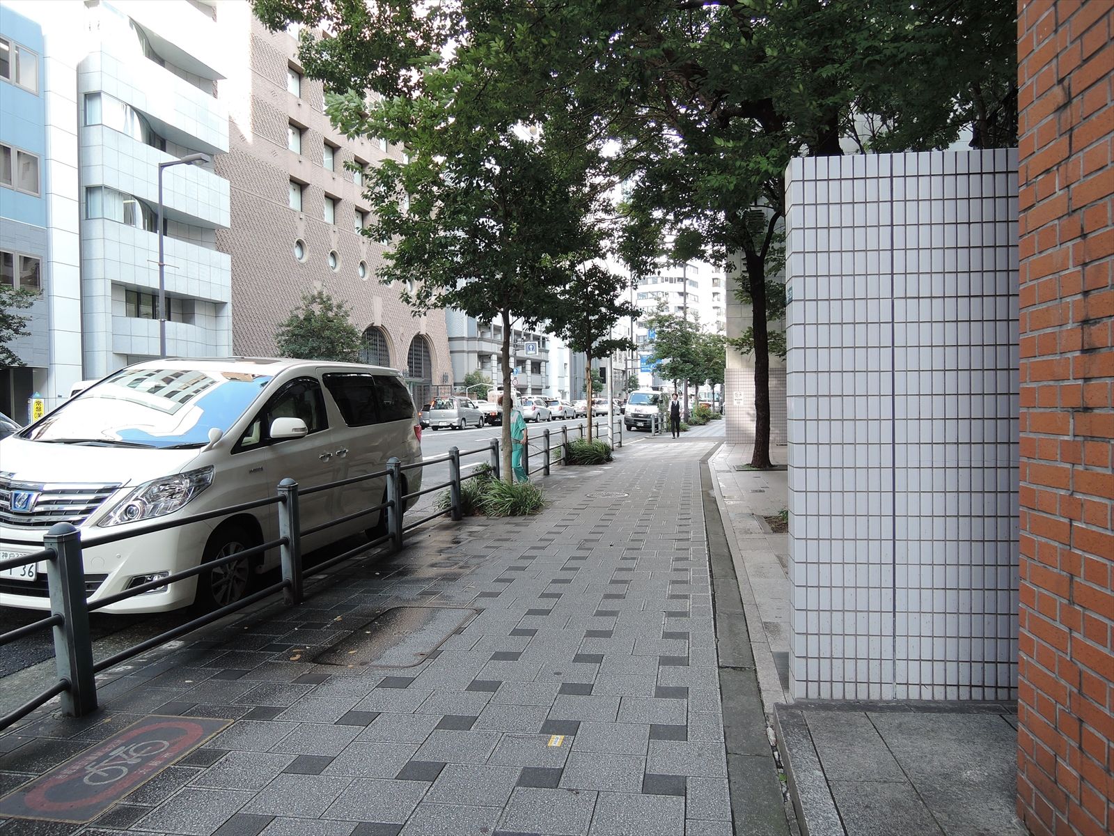 オフィスビル前面道路