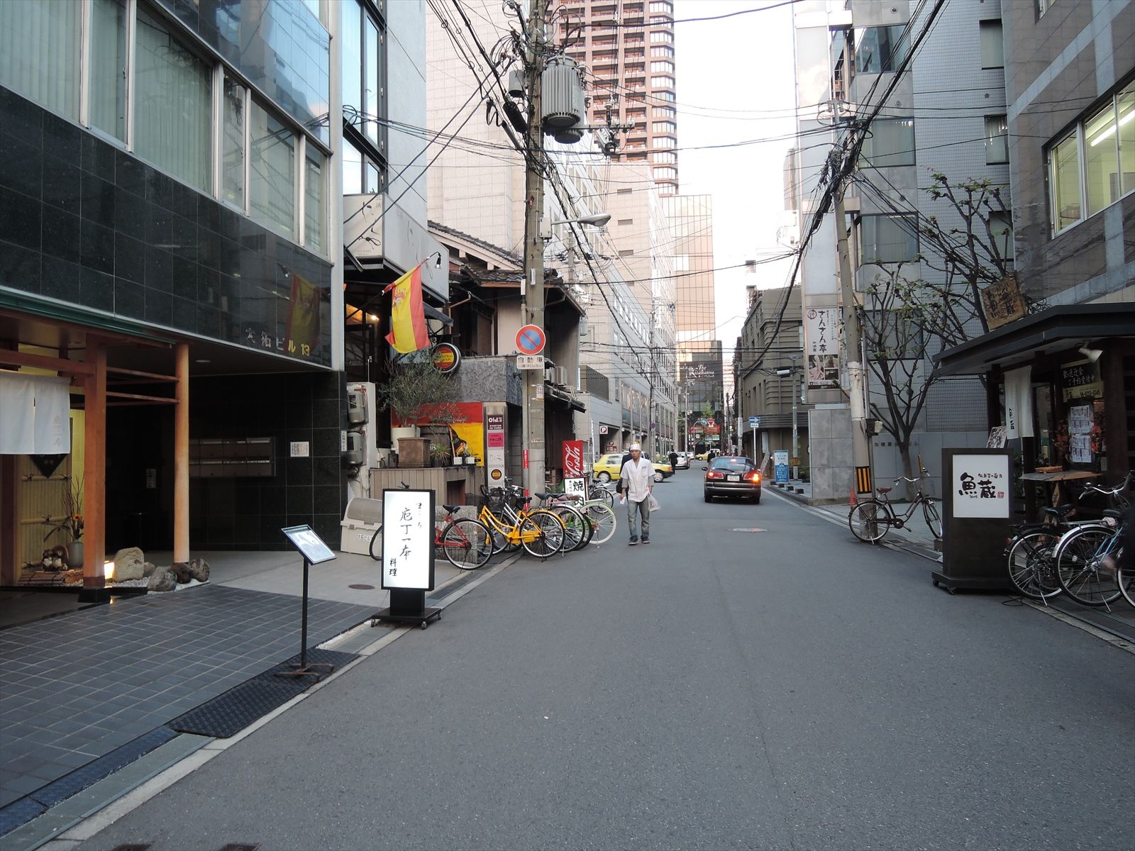 近隣に飲食店複数