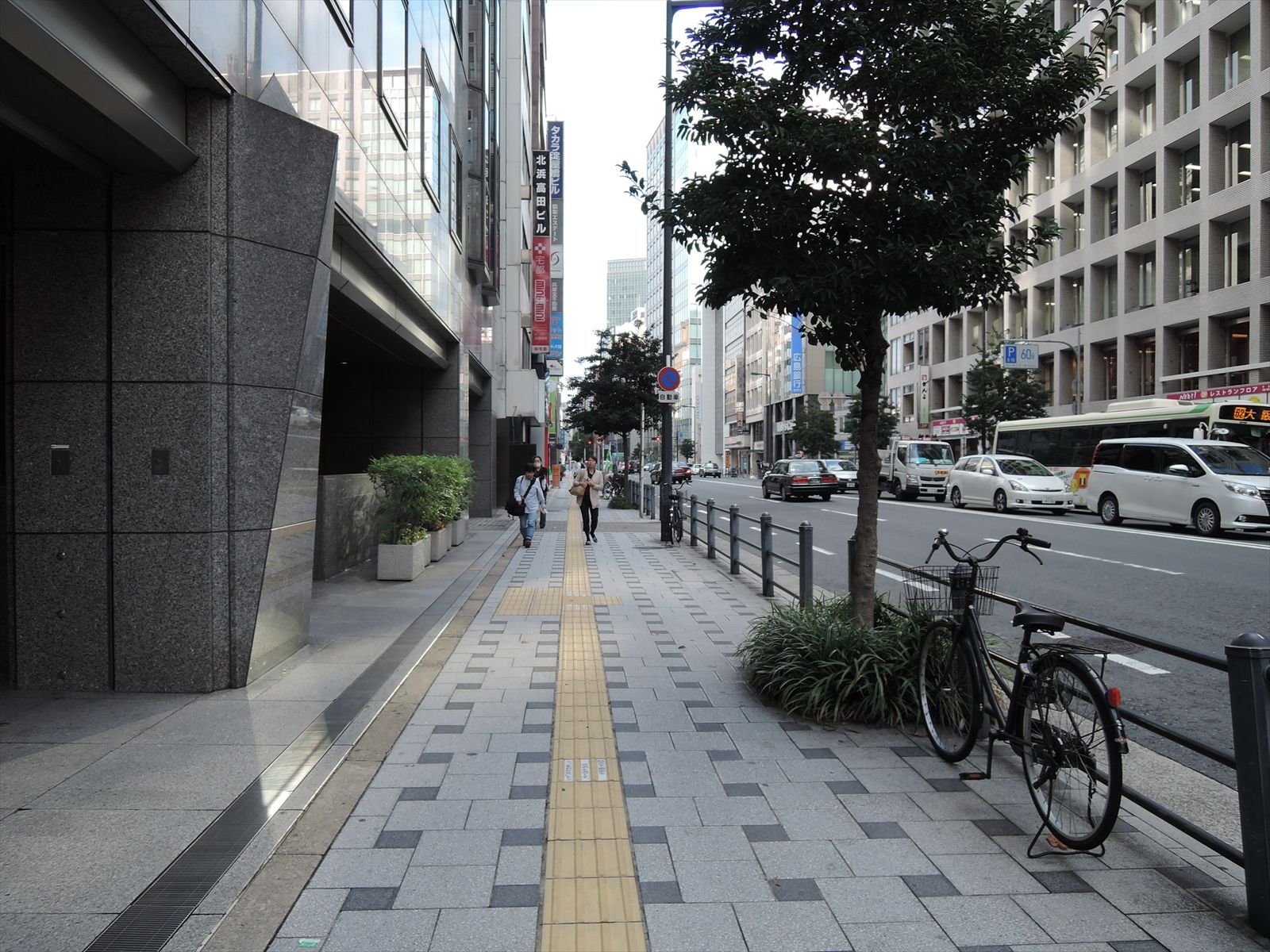 人通り多くにぎやかなオフィス周辺