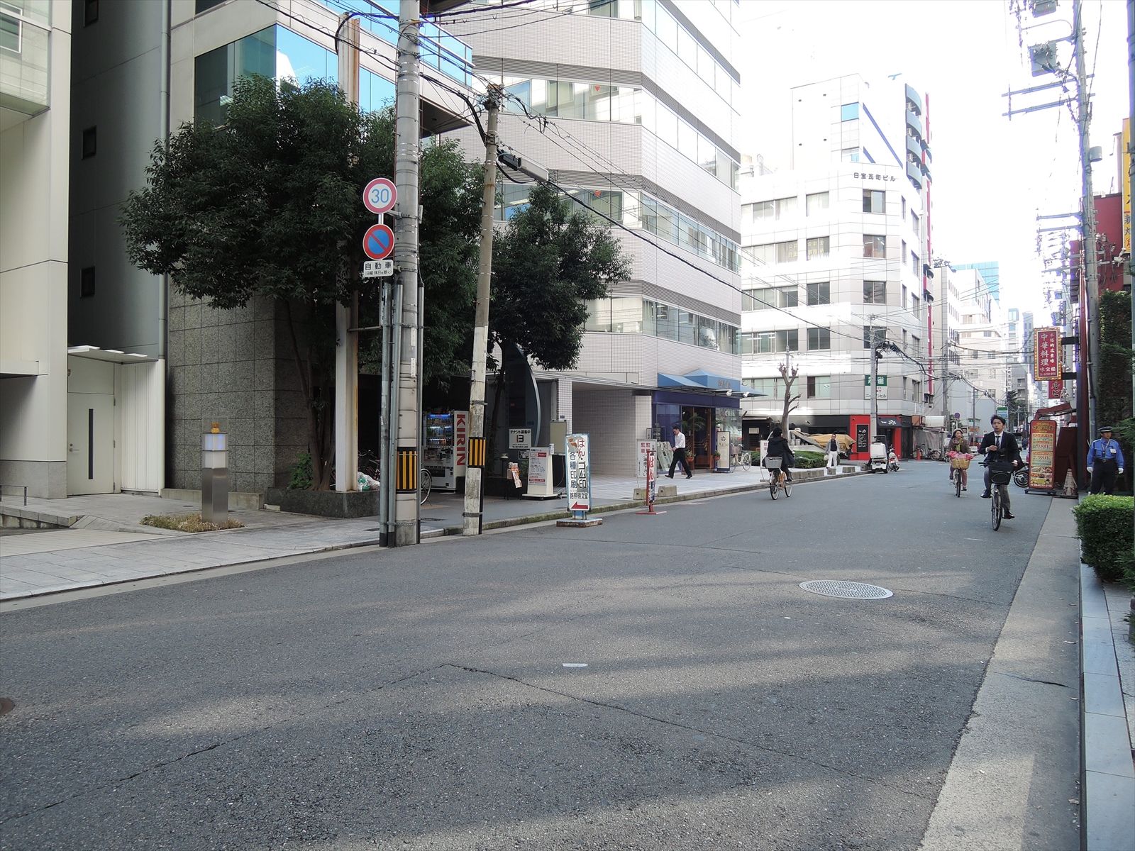 人通りが多く、近隣に飲食店舗も複数