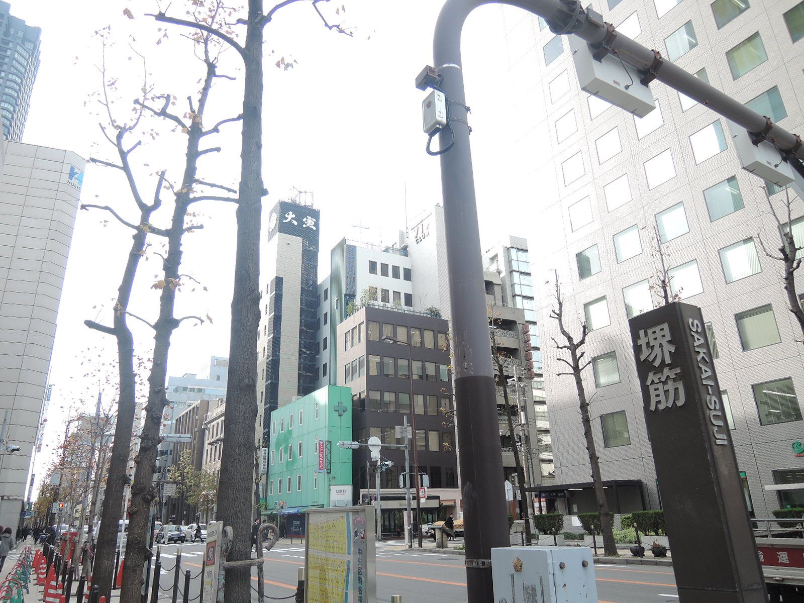 ポーラ大阪ビル前の堺筋