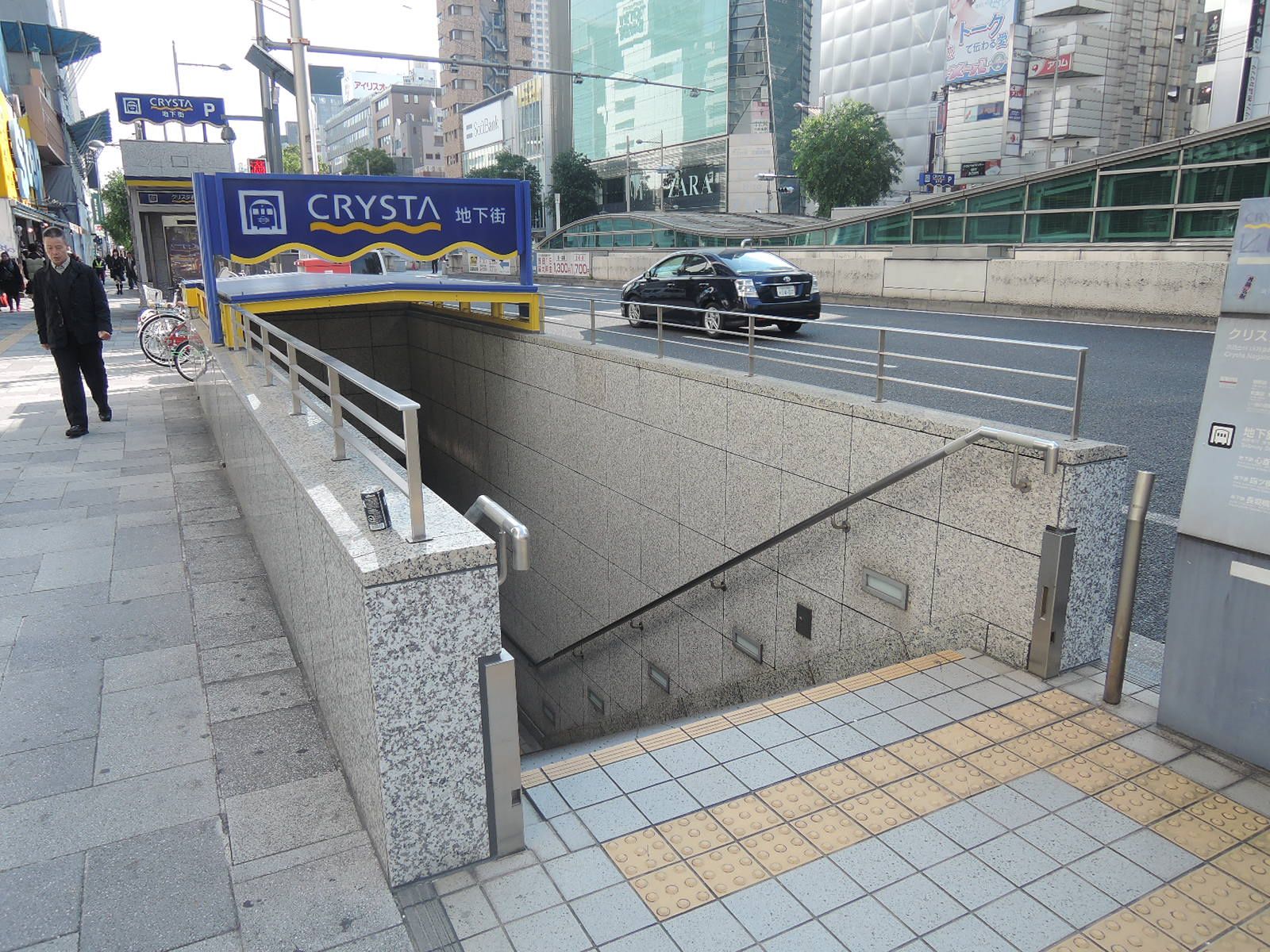 目の前に地下街クリスタ入口