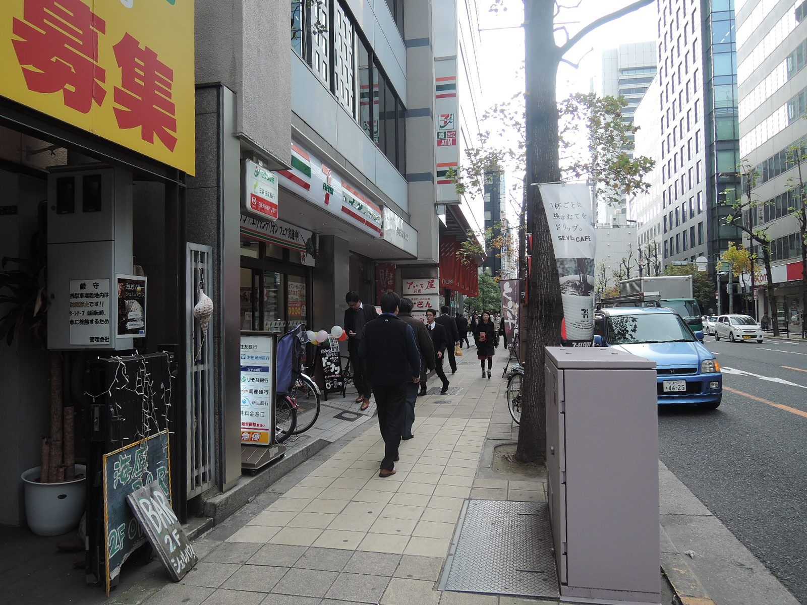 オフィスビル前歩道の雰囲気