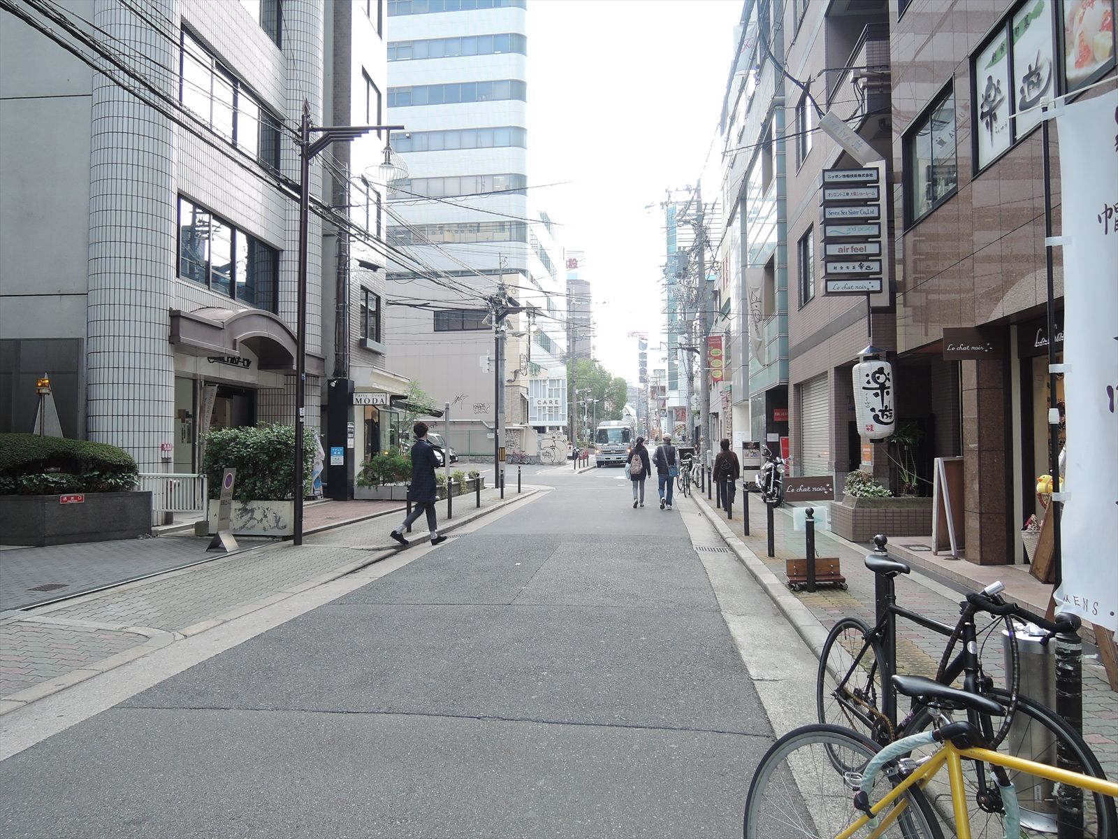 オフィスビル前面道路