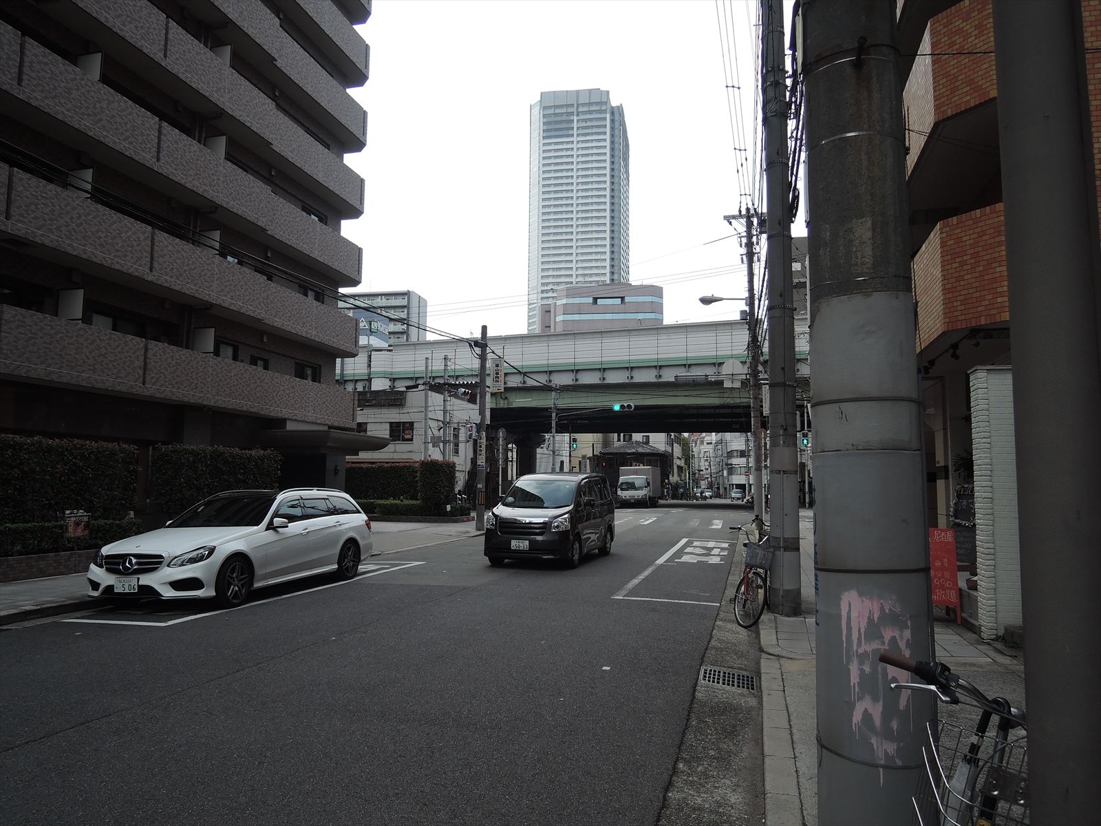 阪神高速と御堂筋の間に位置し車通りの多いオフィス周辺
