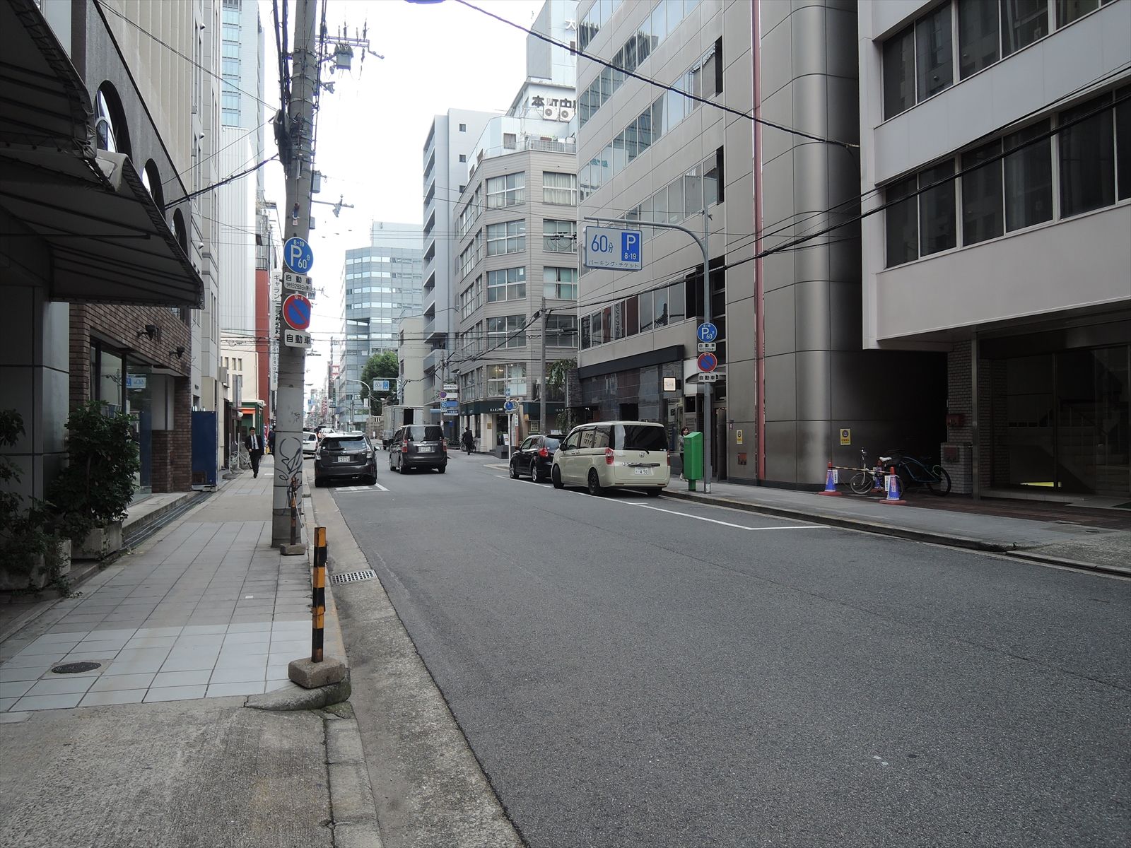 車が多く路上パーキングも多数
