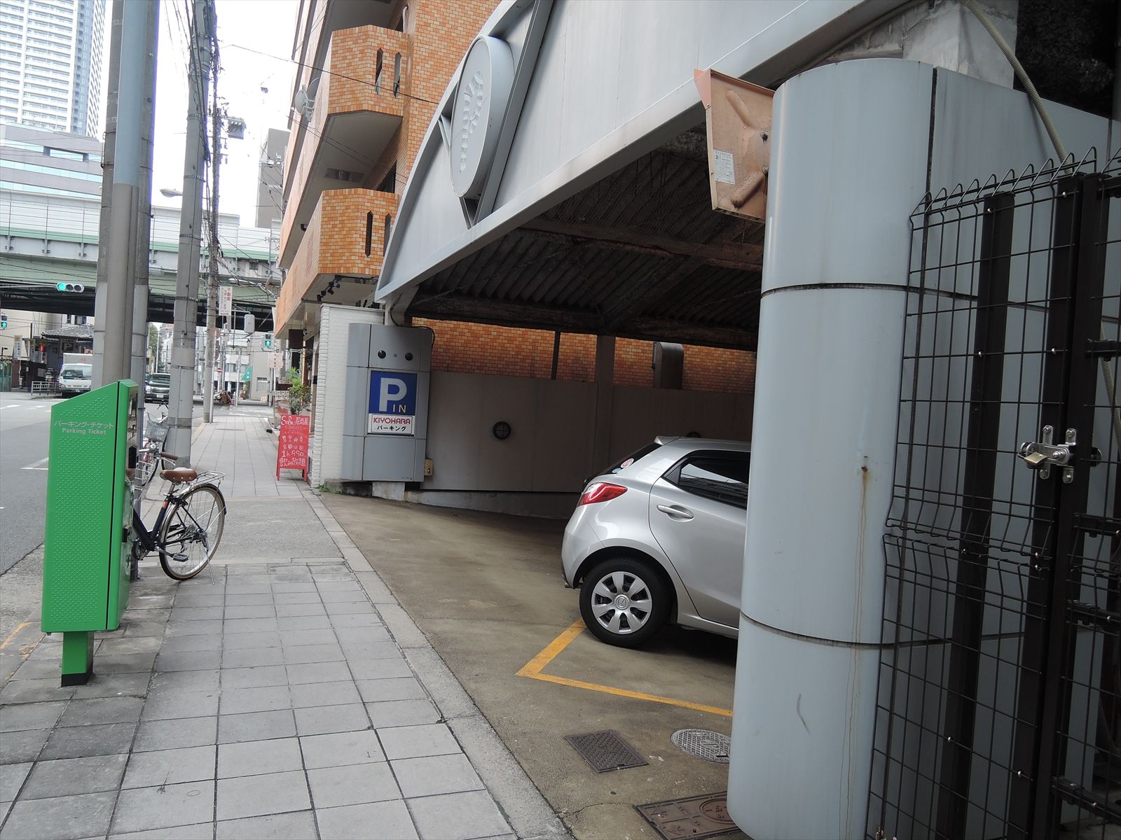 隣接：タワー式駐車場