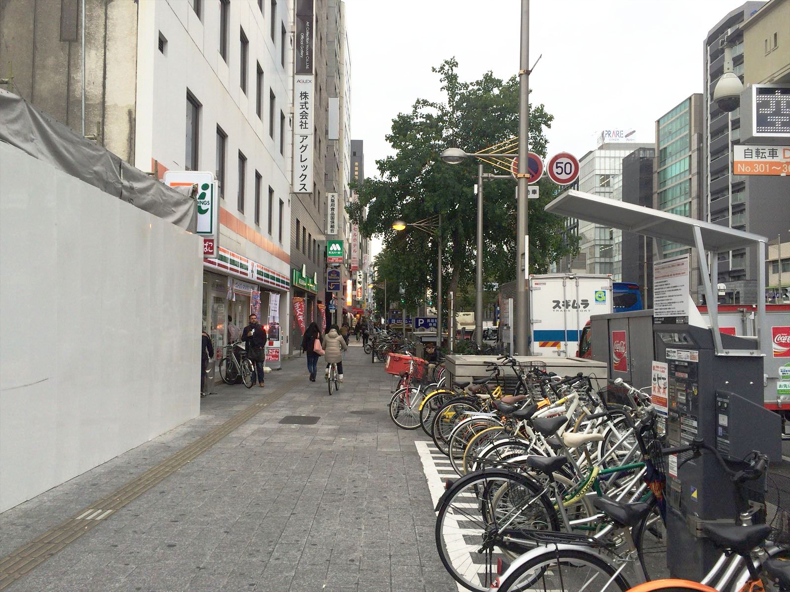 大阪料理会館ビル前の雰囲気