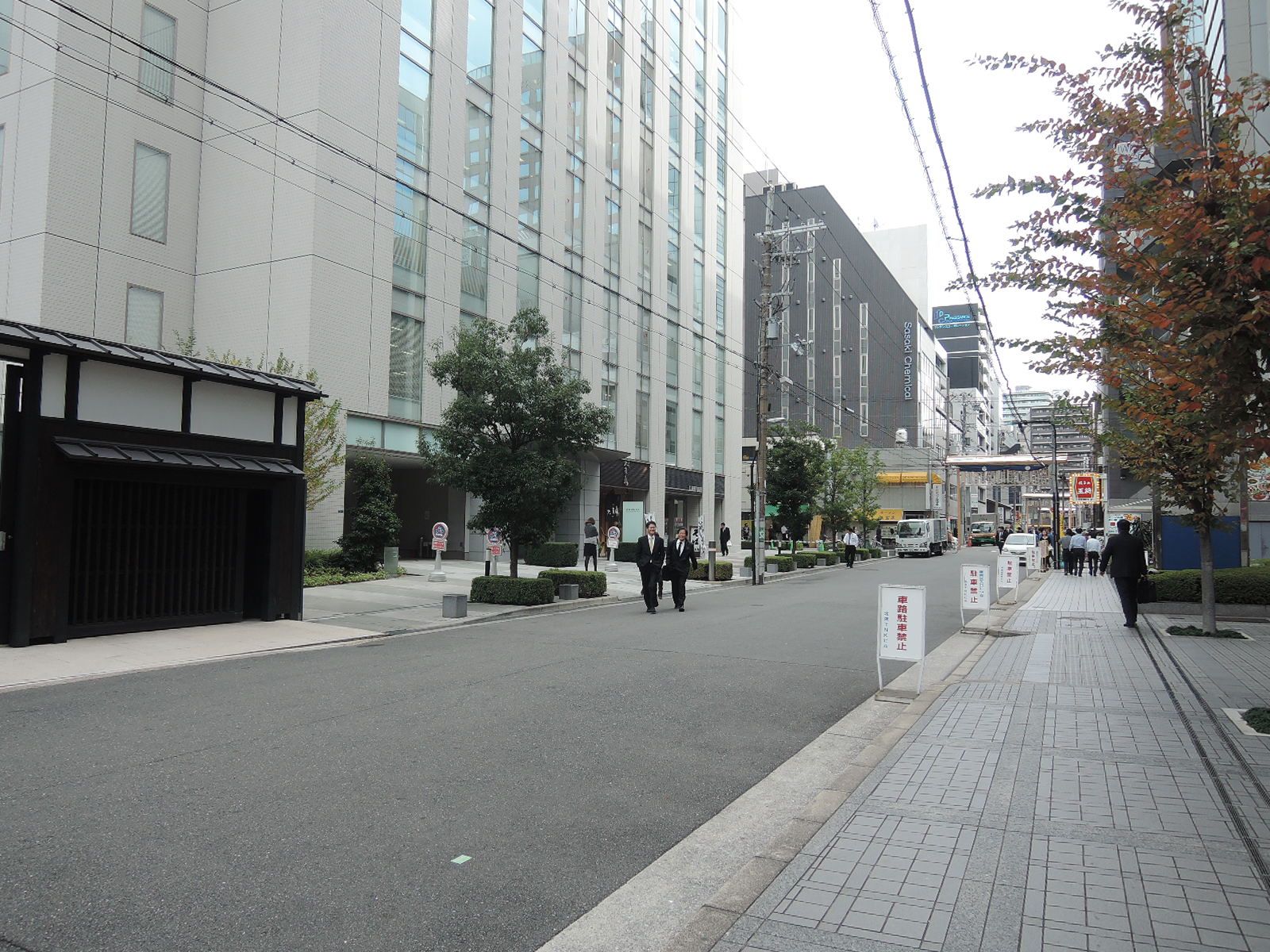オフィスビル前の雰囲気