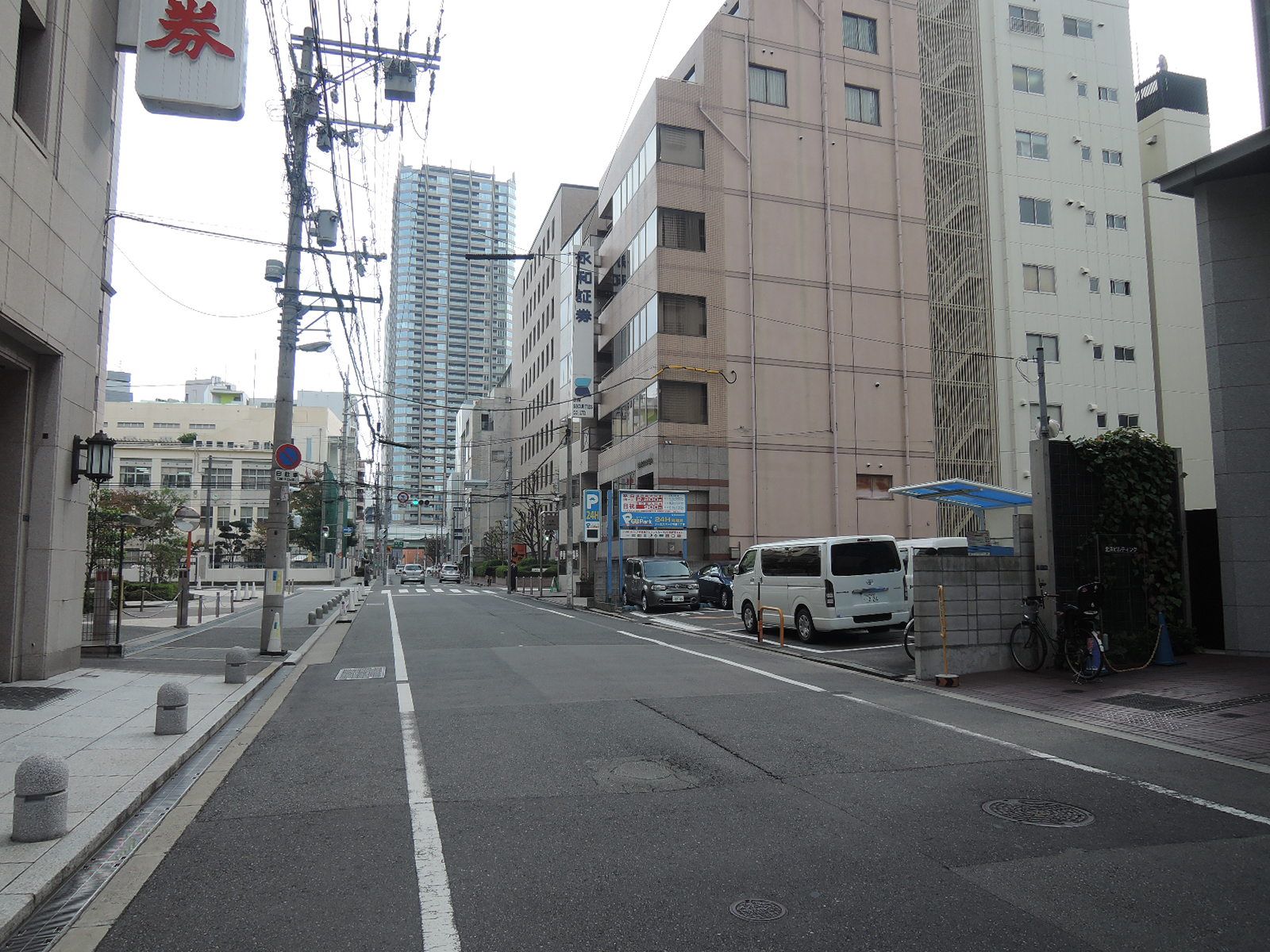 オフィスビル前面道路
