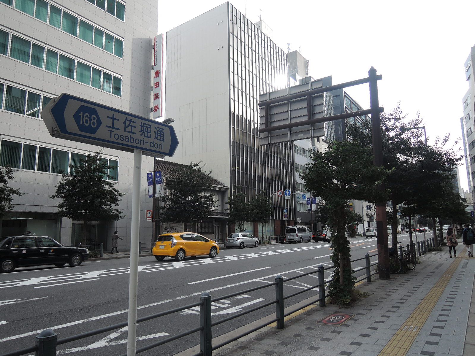 向かいの土佐堀通