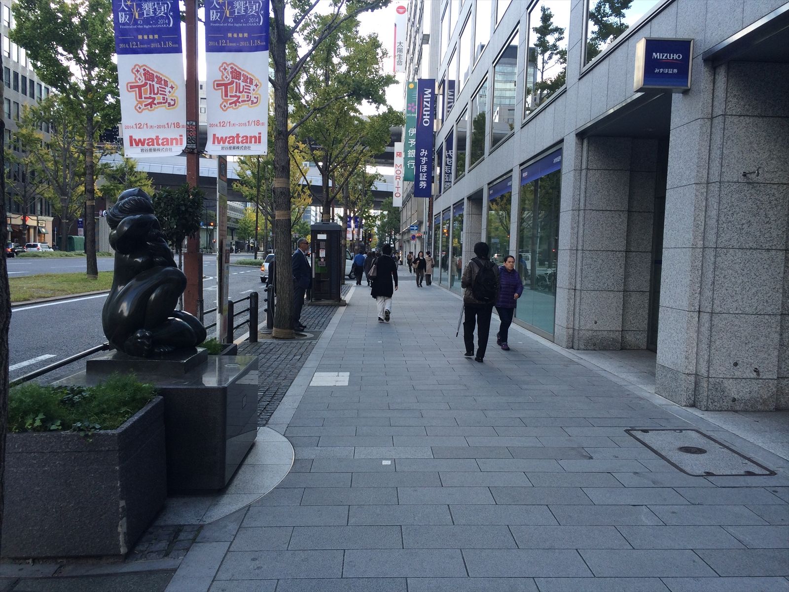 オフィスビル前面道路