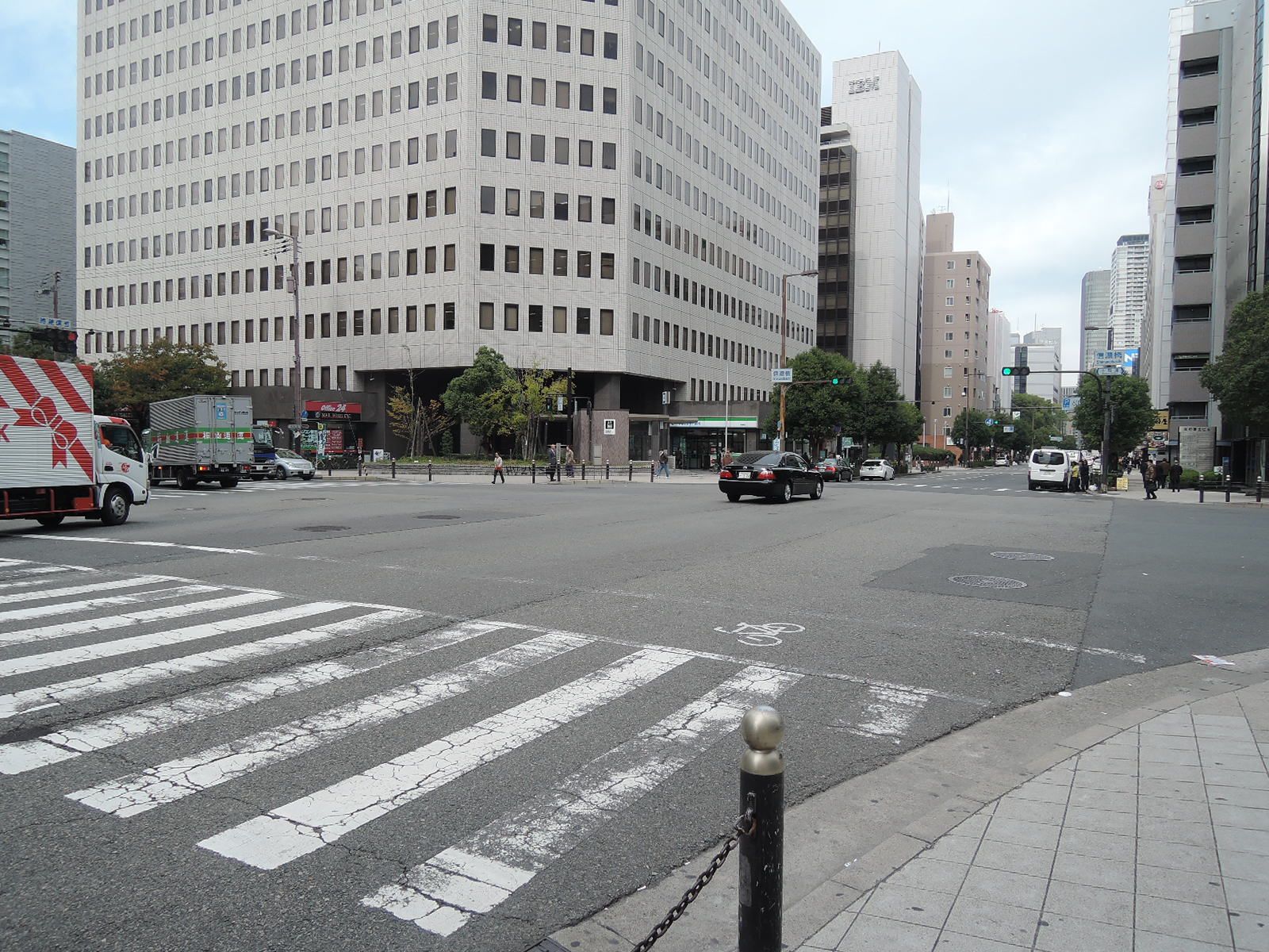 オフィスビル前面道路