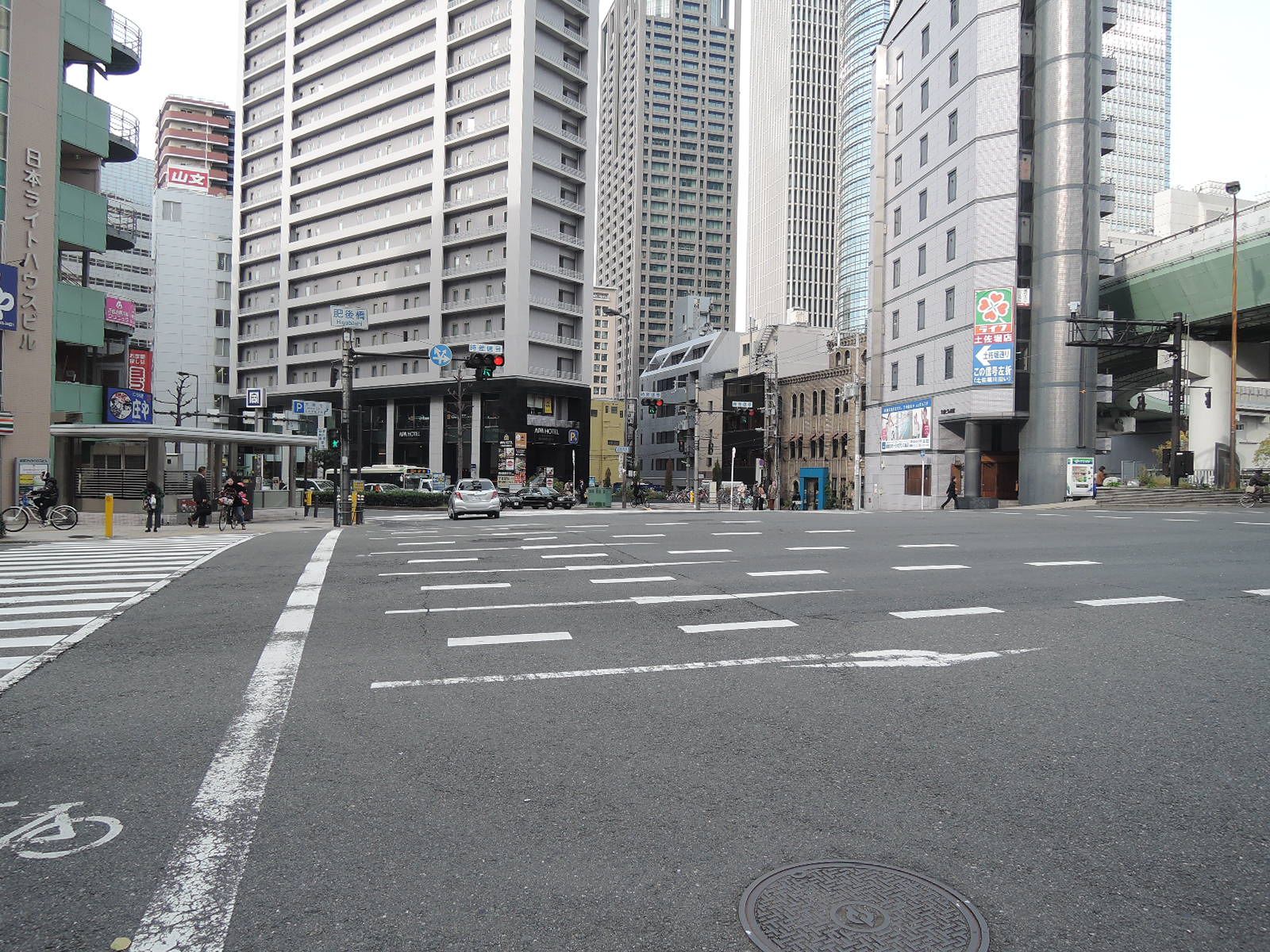 前面の四つ橋筋