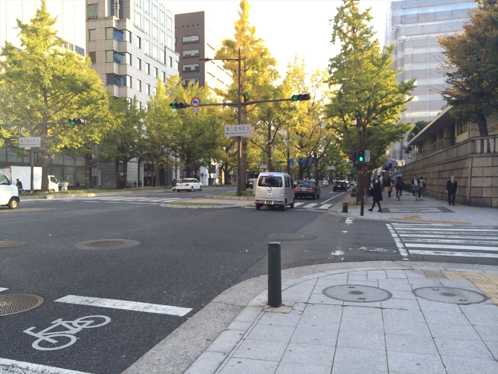 オフィスビル前面道路