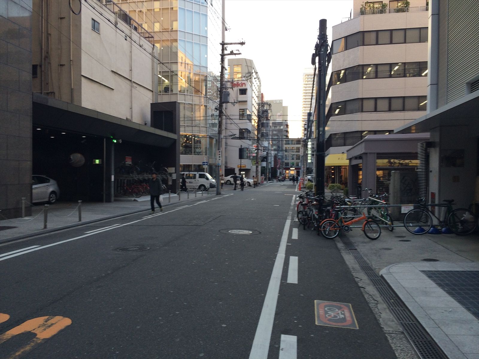 近隣の通りの様子