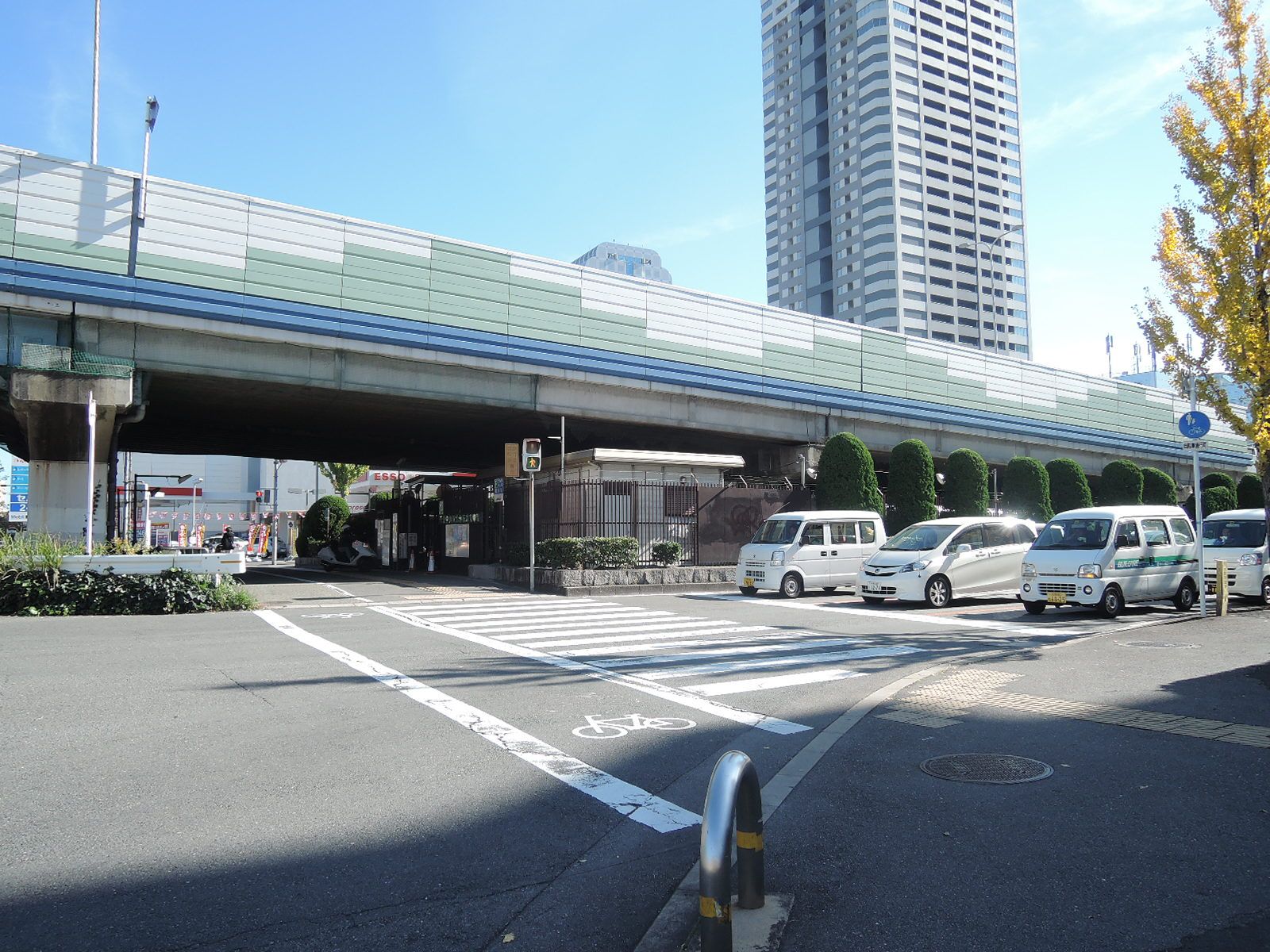 オフィスビル前面の新御堂筋