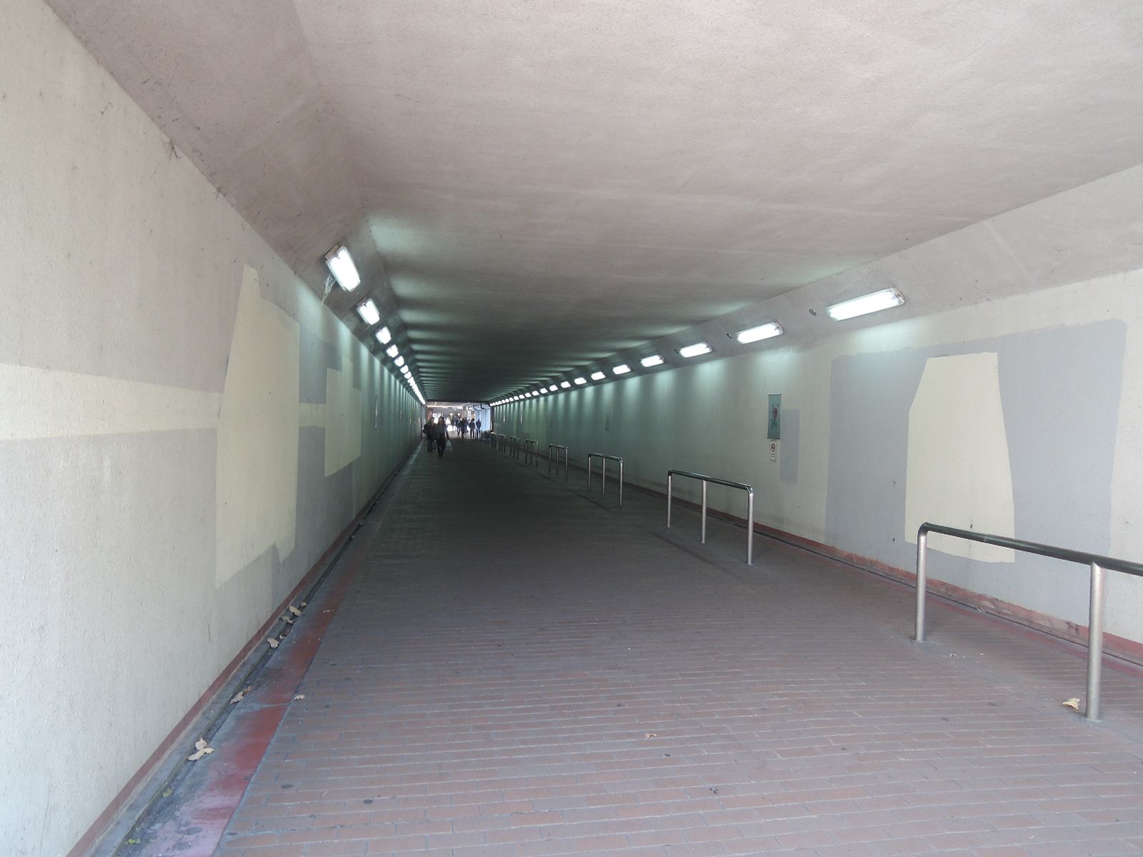 地下道で駅へアクセス可能