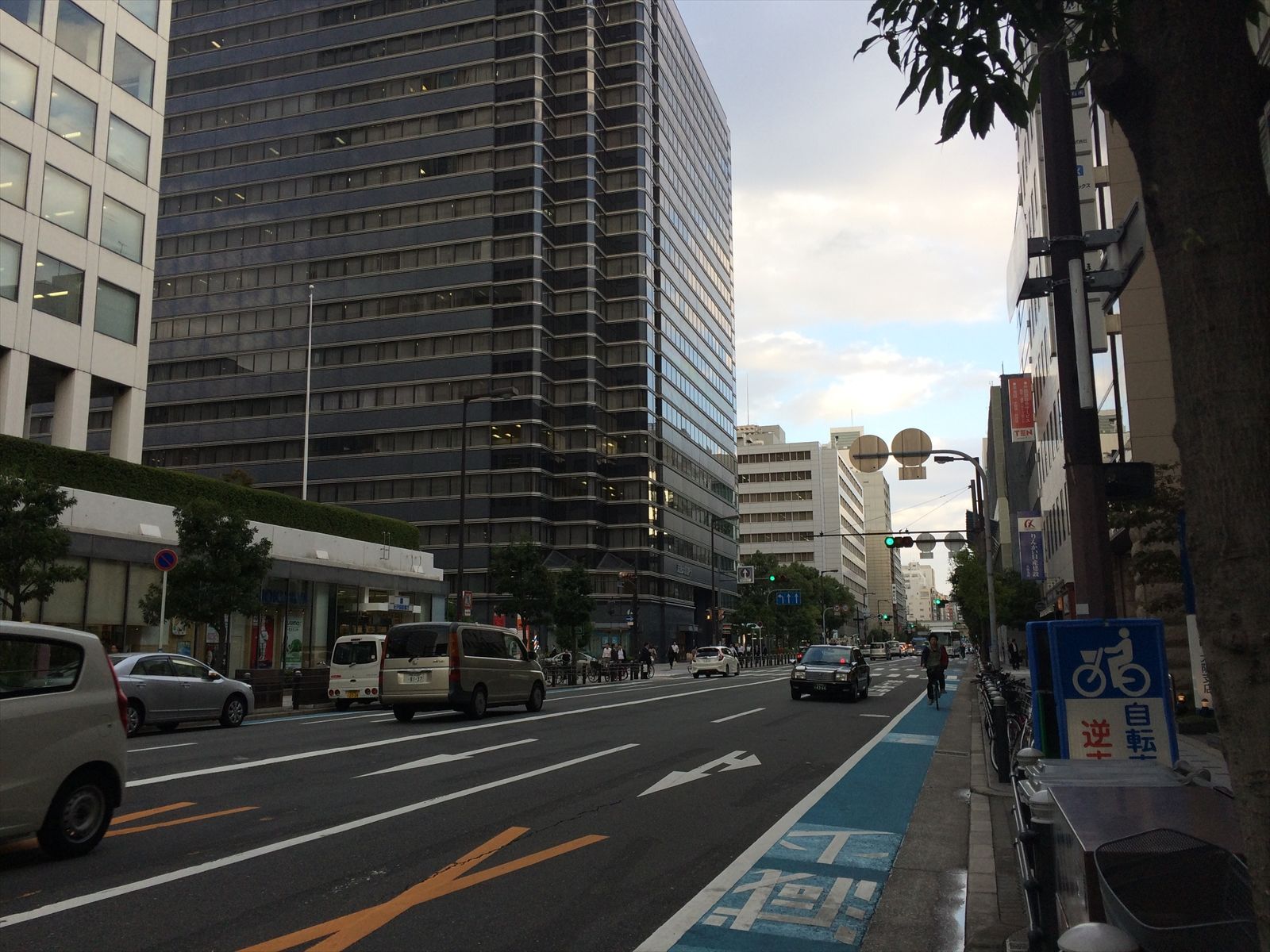 本町通沿いの賑やかなオフィス環境