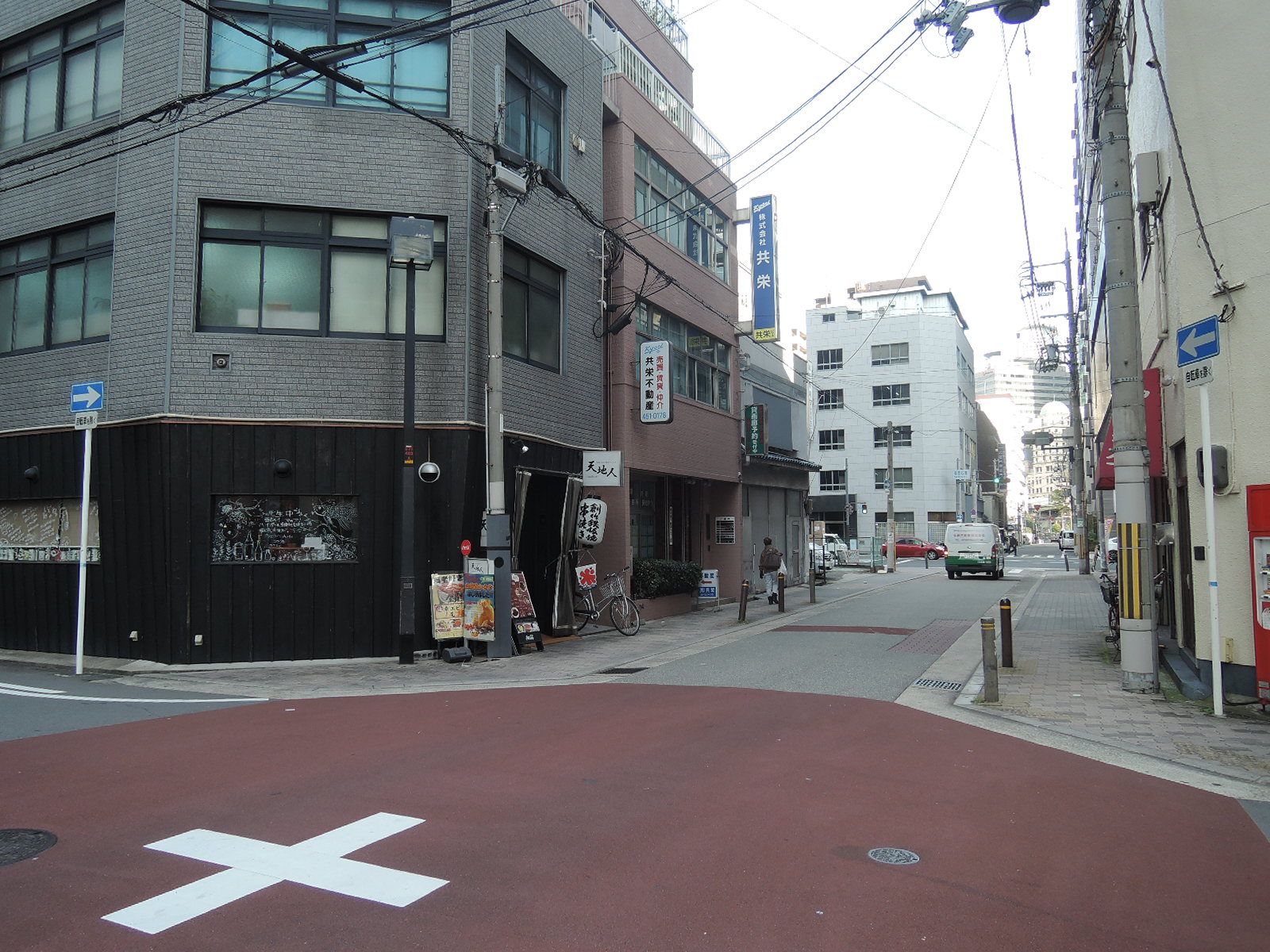 裏手には中小の事務所や飲食店あり