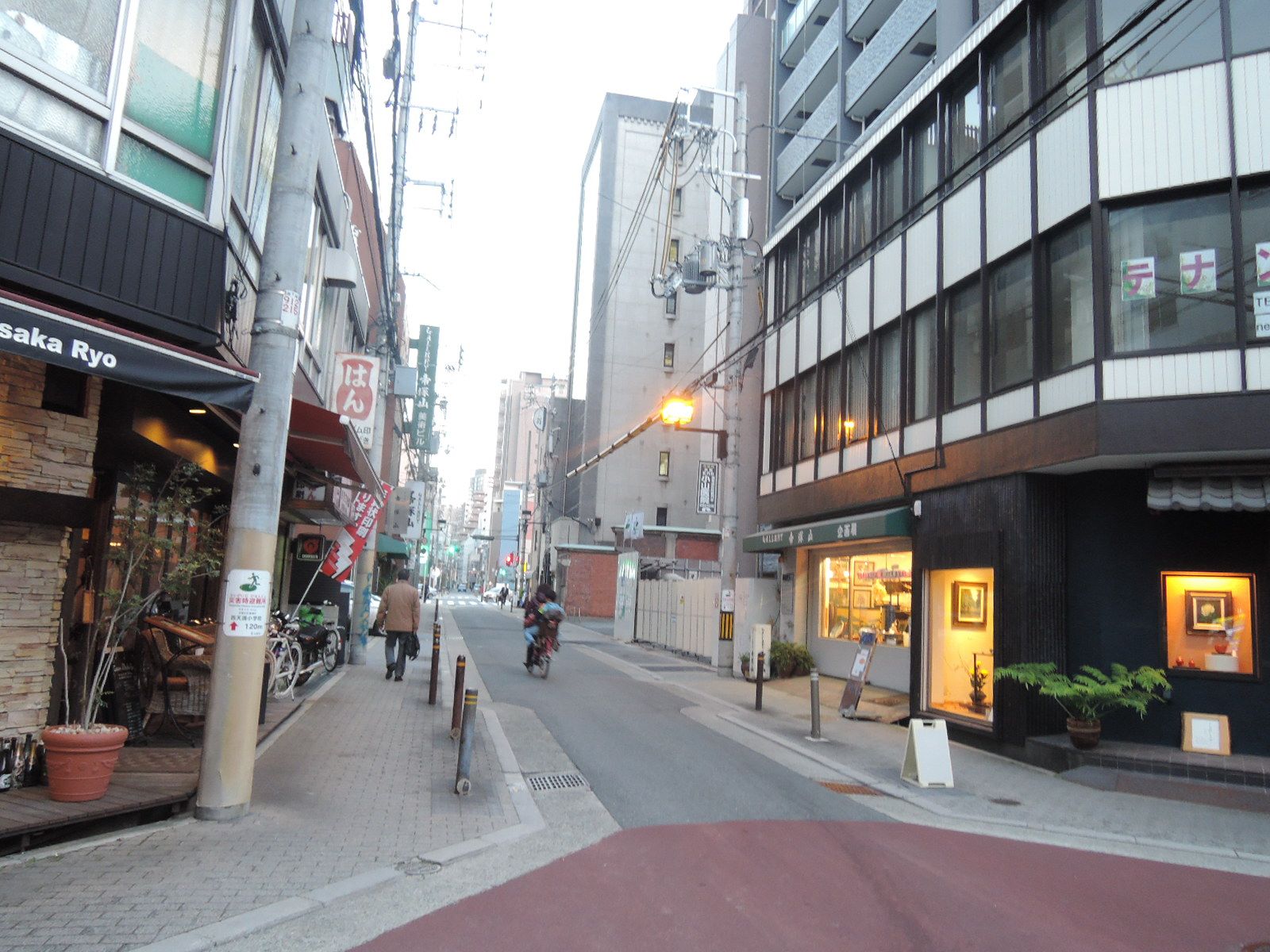 中小のビルが並ぶ細い路地