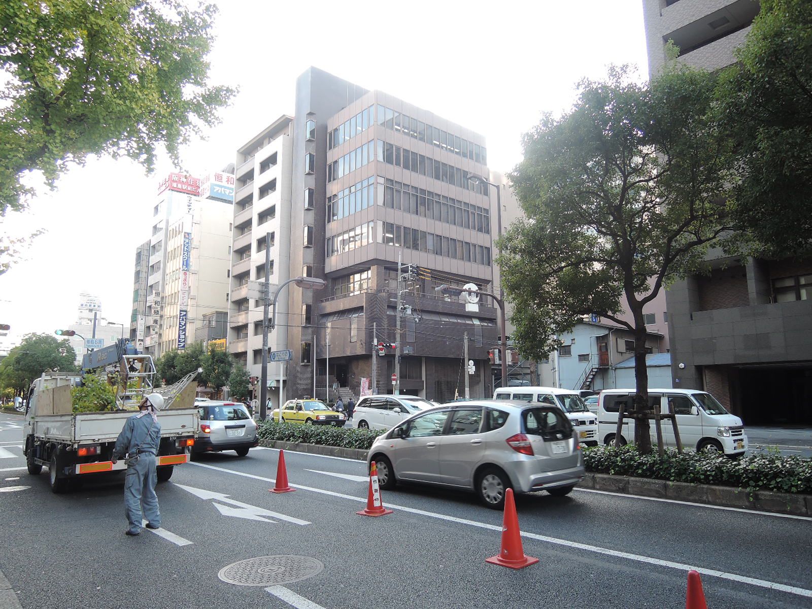 大通り沿いの角地に位置し、明るい雰囲気