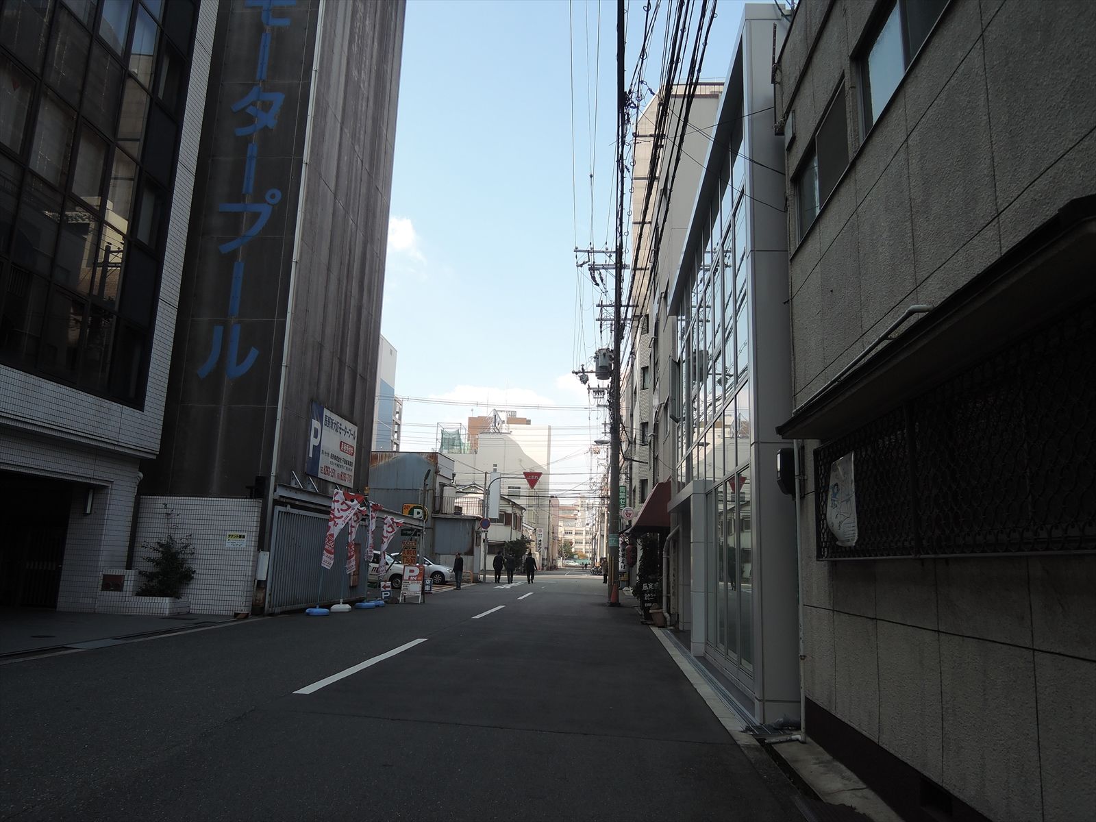 オフィスビル沿いの通り