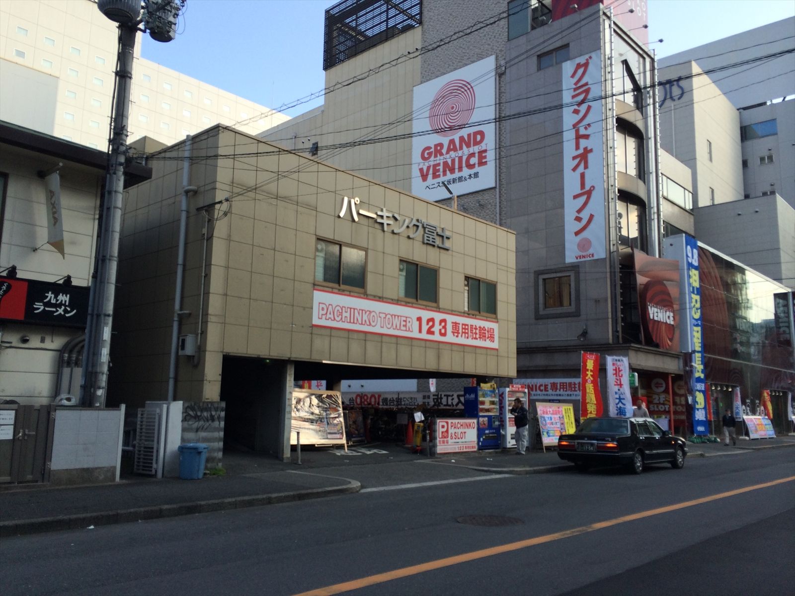 オフィスビル前の通り雰囲気