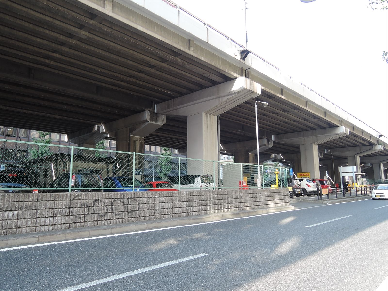 オフィスビル前面の通り