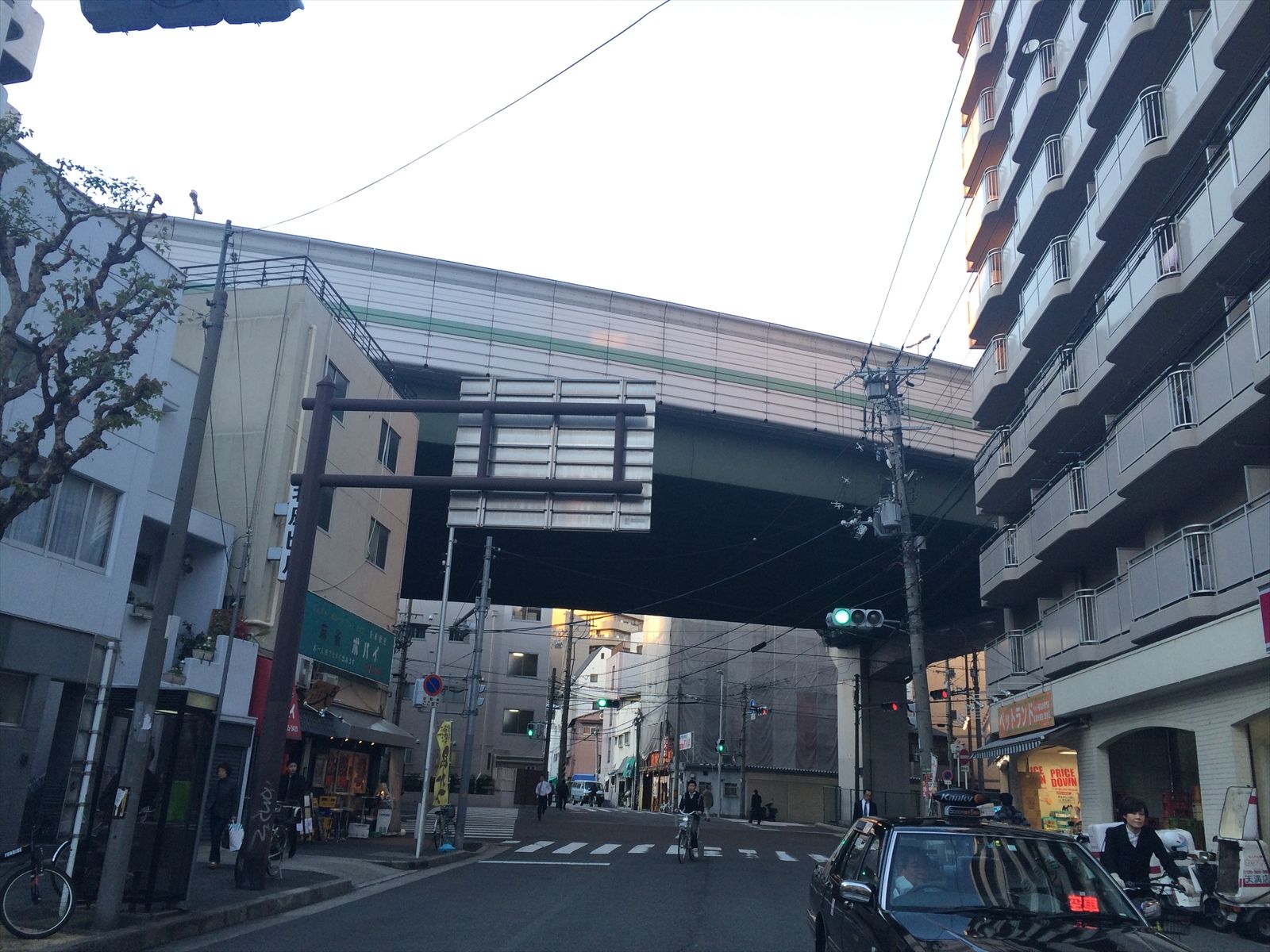 オフィスビル周辺