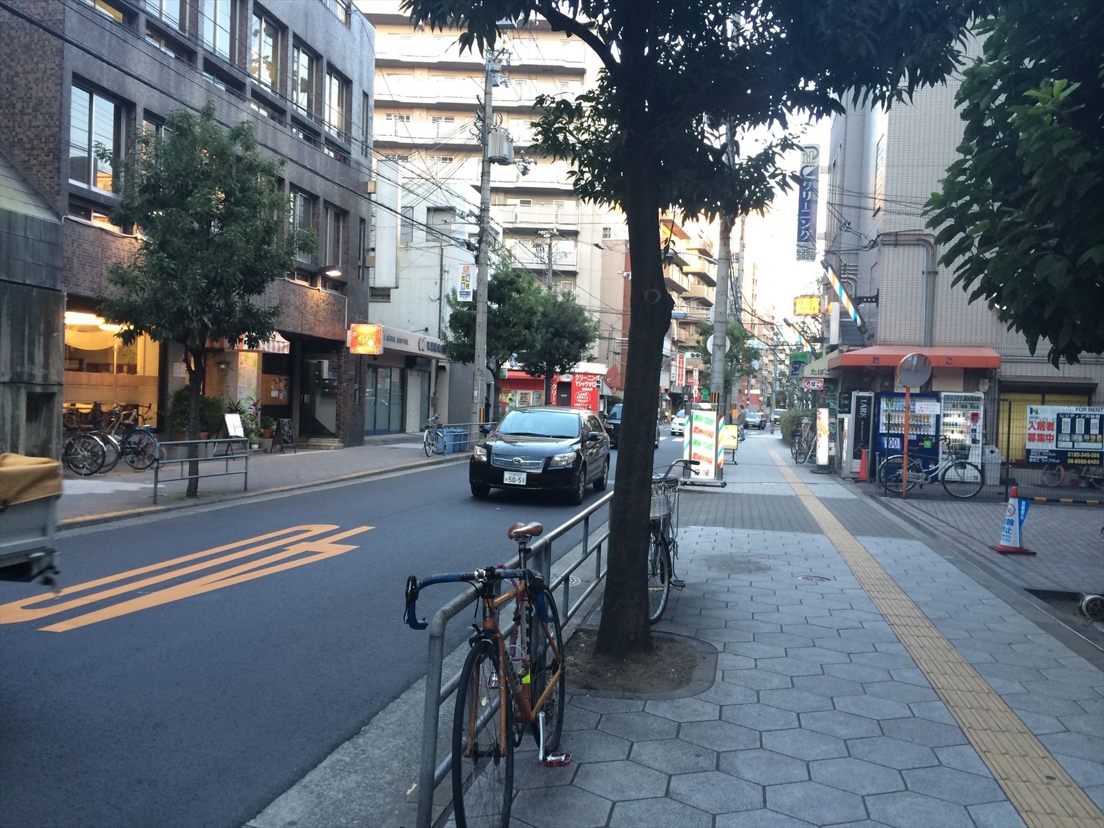 オフィスビル沿いの通り