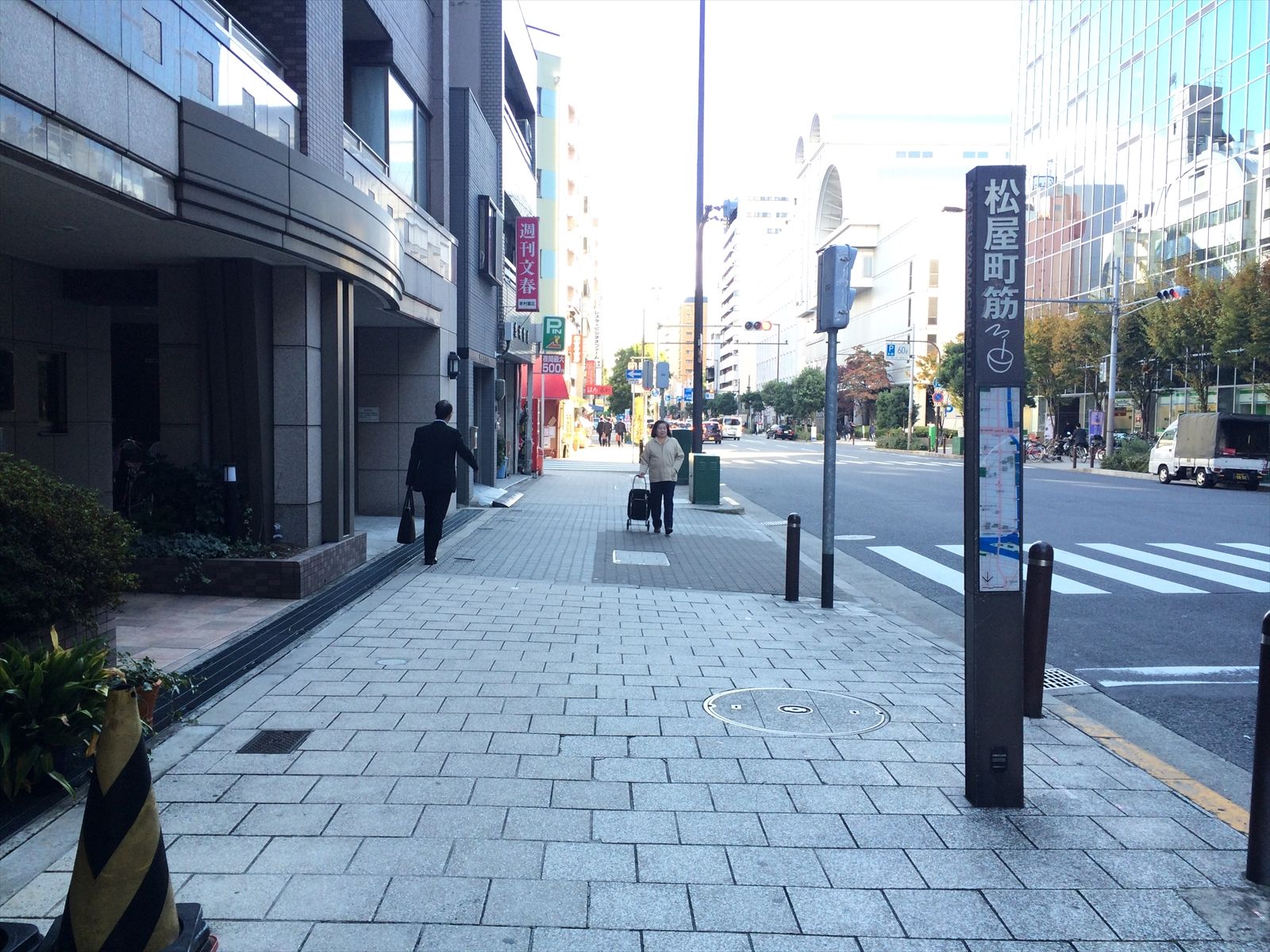 松屋町筋沿い、大型のマンションやオフィスビルが並ぶ