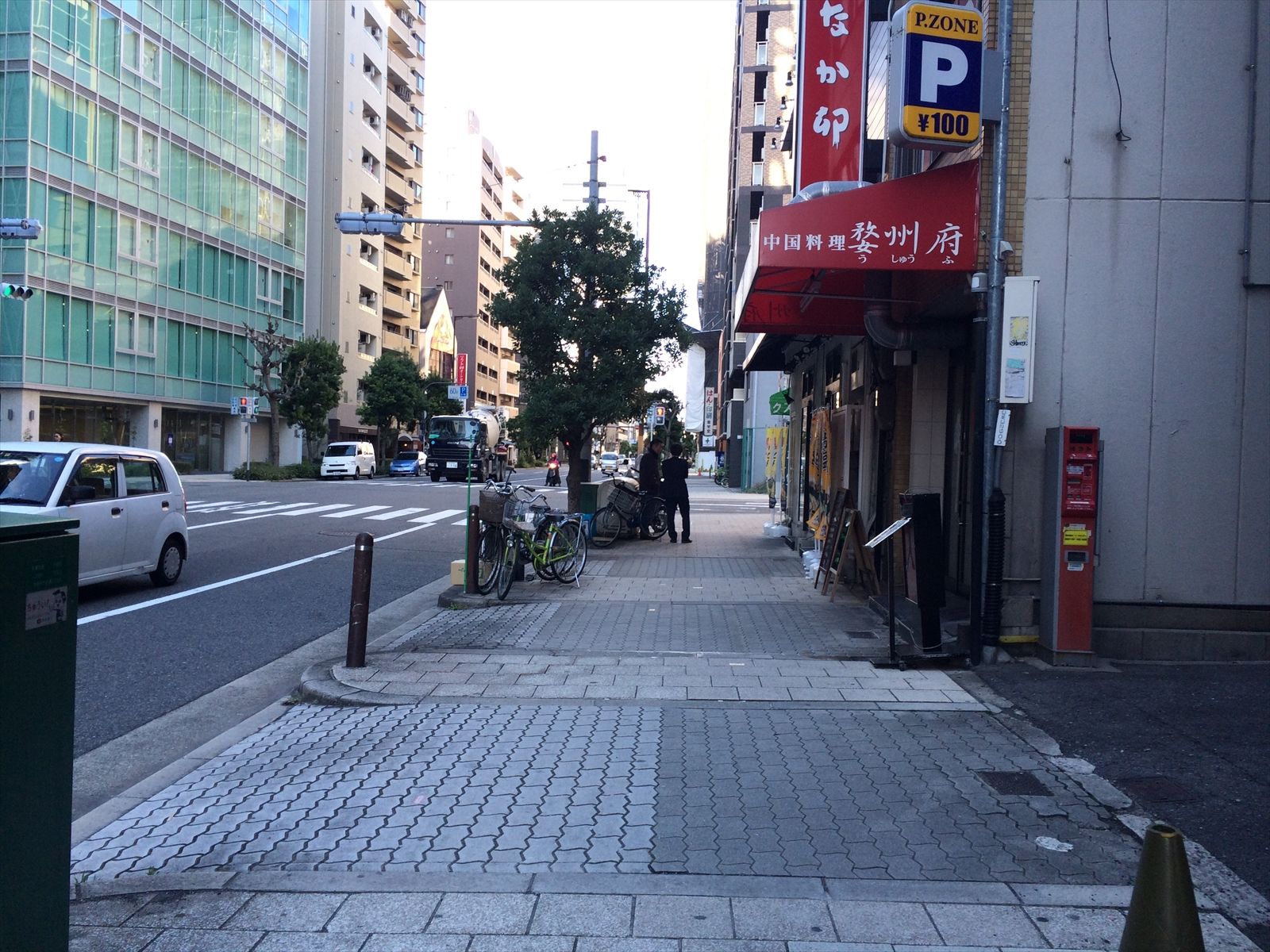 近隣：飲食店やパーキングあり