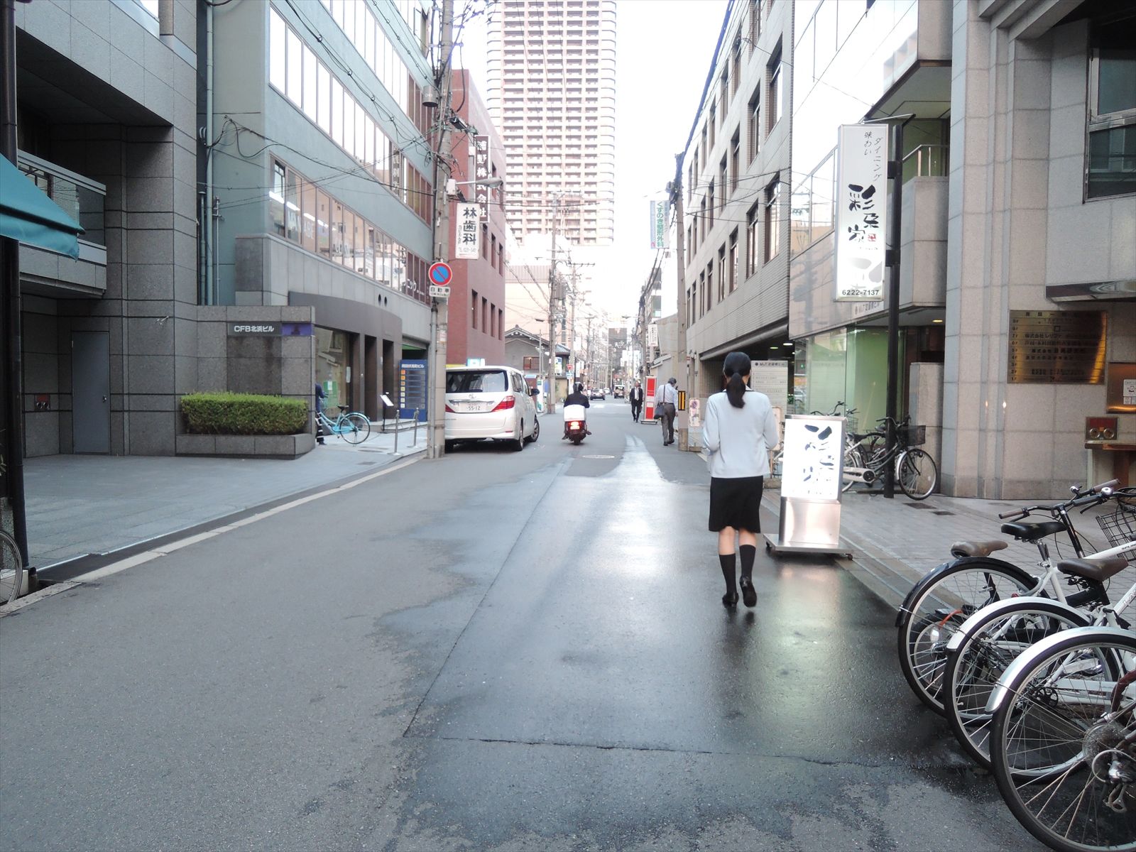 飲食店等は少なく落ち着いた印象の事務所周辺