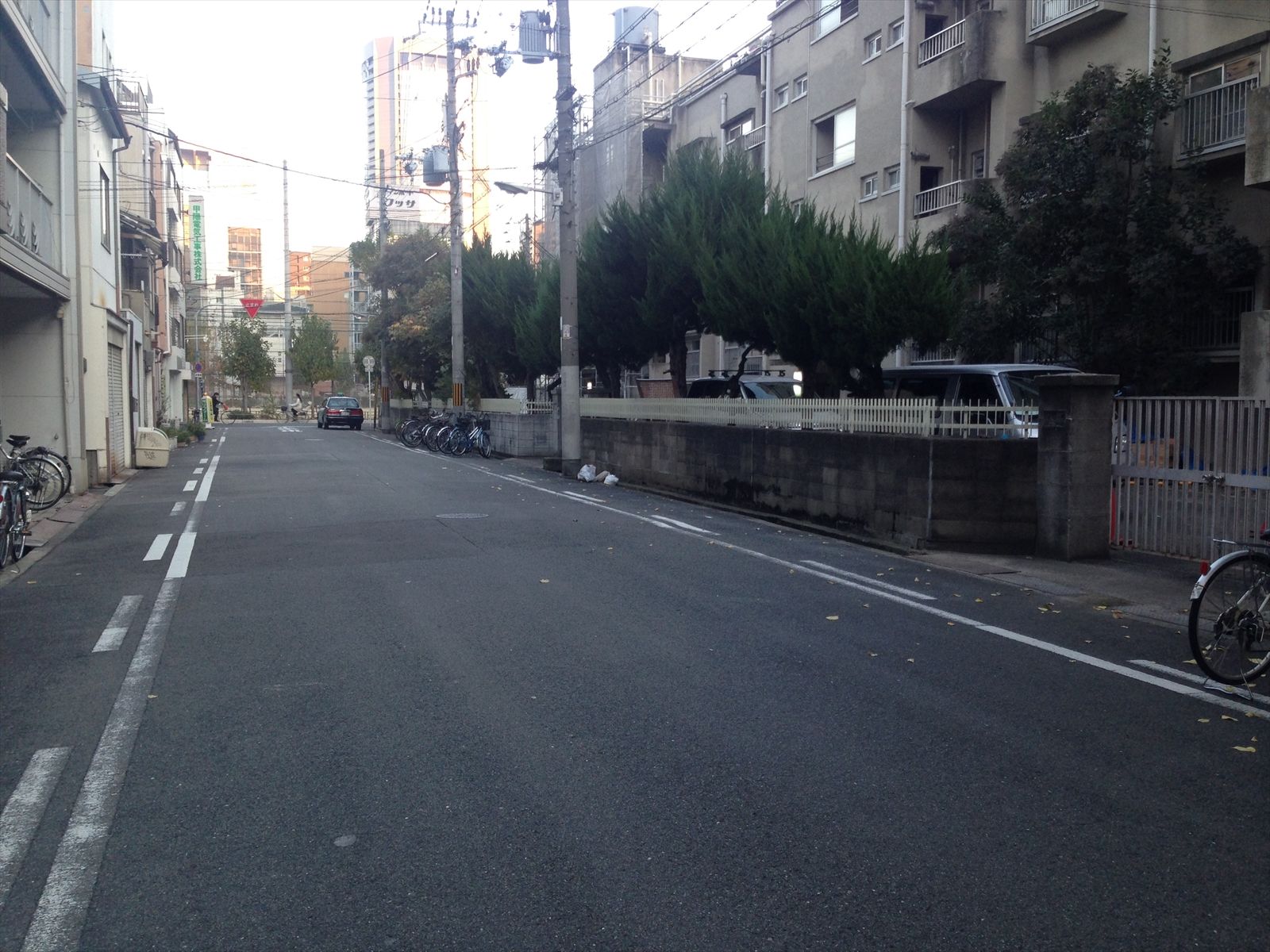 住宅多く落ち着いた印象の事務所周辺